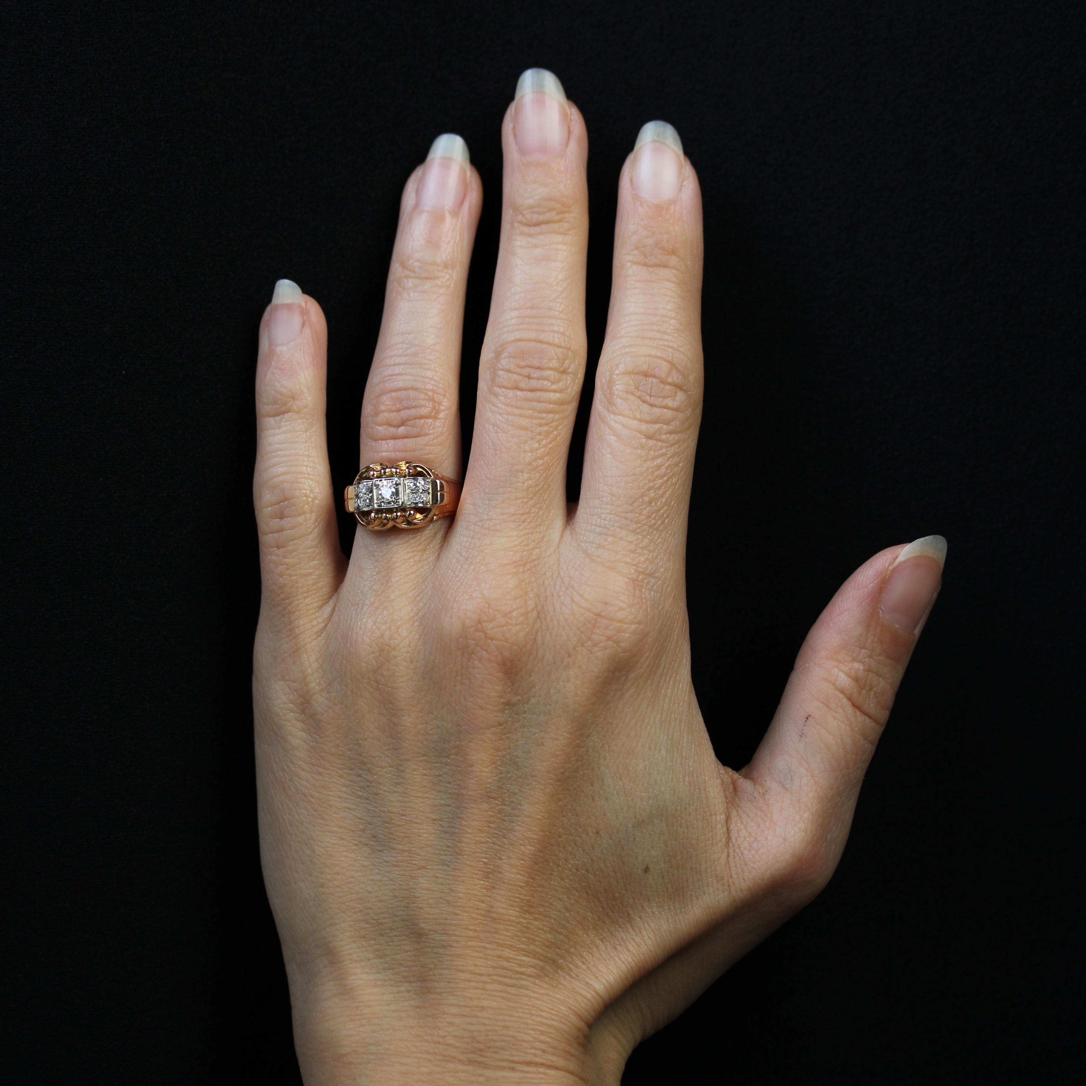 Anello in oro rosa 18 carati, marchio a testa d'aquila e platino.
Gioiello antico dei primi anni '40, questo delizioso anello antico è incastonato in platino, sulla parte superiore, con 5 diamanti dal taglio antico, di cui quello centrale è il più