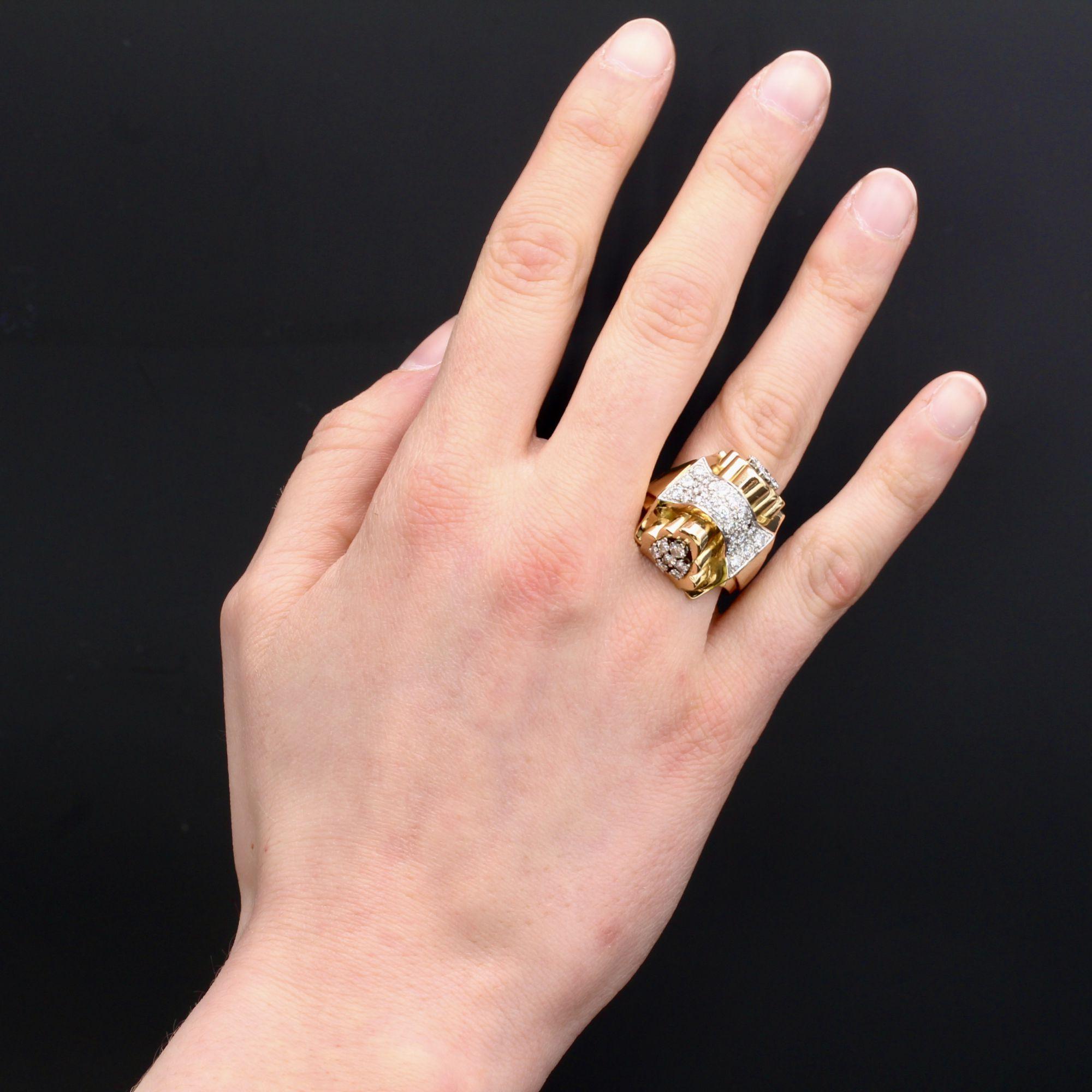Ring in 18 karats yellow gold and platinum, eagle head and dog head hallmarks.
Very original tank ring, it is formed of a knot positioned vertically whose center is set with brilliant-cut diamonds as well as each end of the knot.
Total weight of the