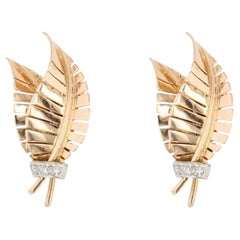 French 1940s Diamonds 18 Karat Yellow Gold Leaf Clip-on Earrings