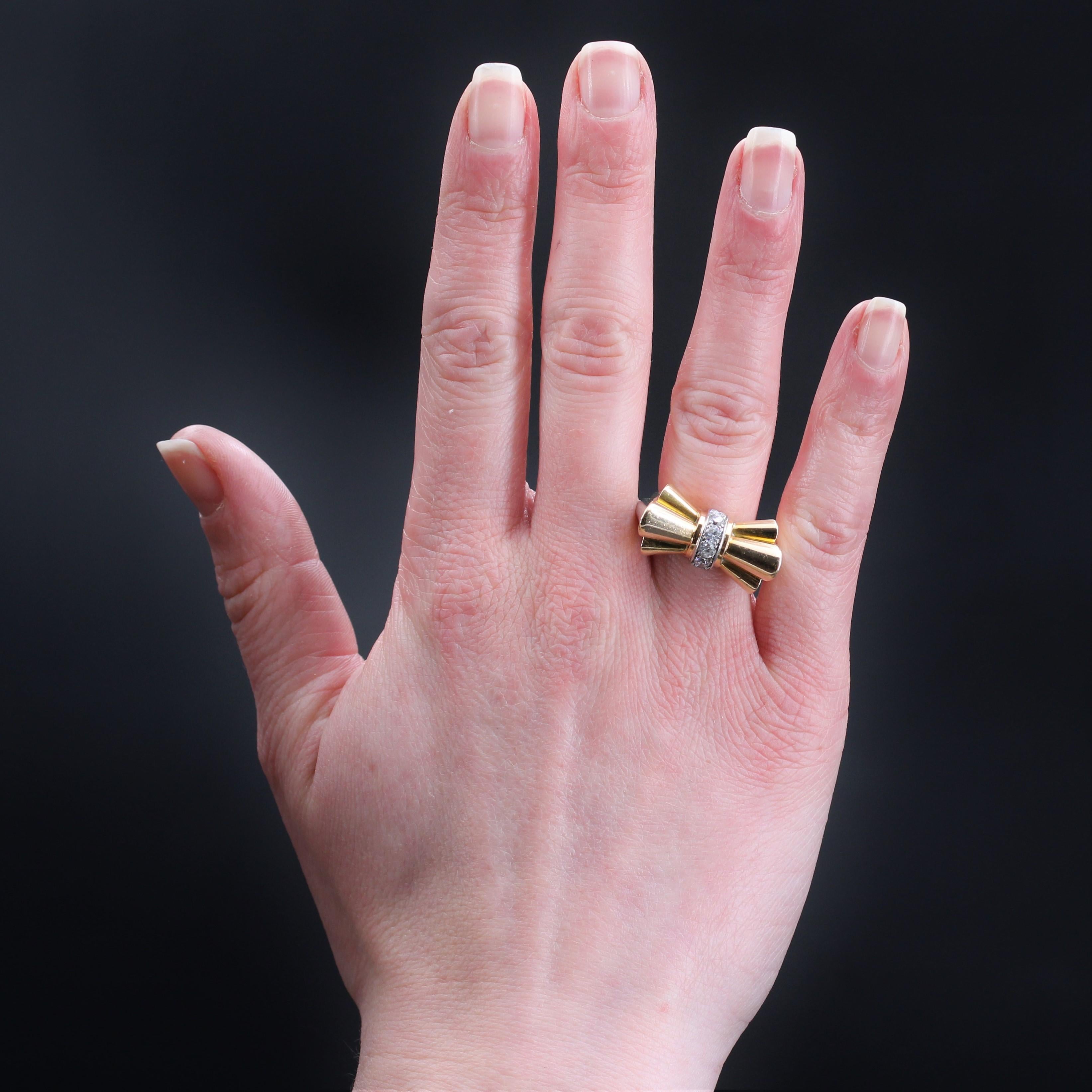 Ring aus 18 Karat Gelbgold, Adlerkopfpunze, und Platin.
Prächtiger, massiver Panzerring. Er besteht aus einem gefalteten Knoten, dessen Mitte mit einer Reihe von antiken Diamanten im Brillantschliff verziert ist. Der Ring, der bis zum Knoten reicht,