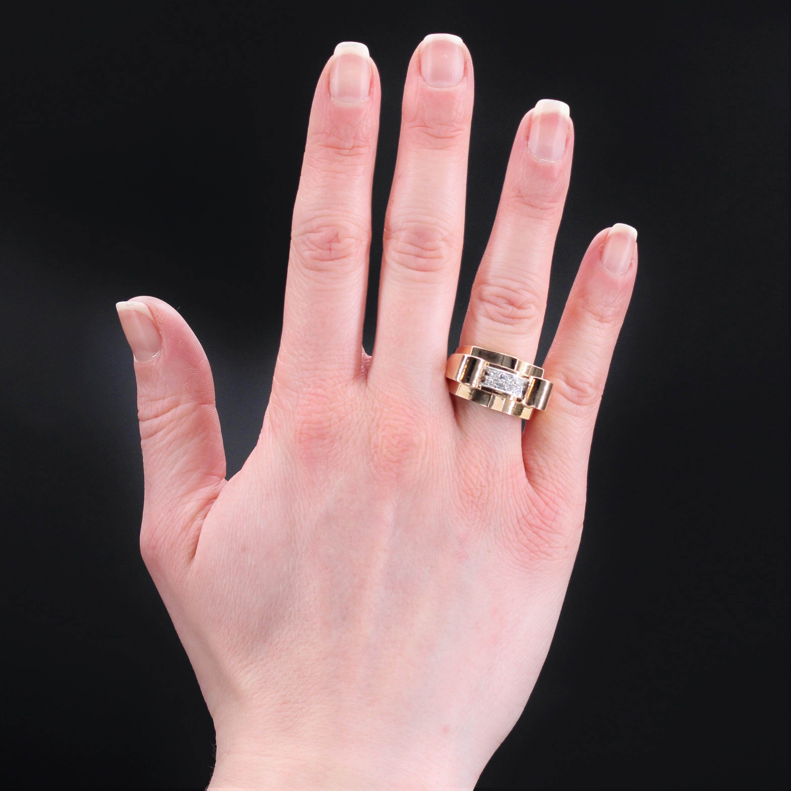 Ring aus 18 Karat Gelbgold, Punzierung Adlerkopf und Eule, und Platin, Punzierung Mascaron.
Großer Klassiker der Panzerzeit, dieser Brückenring ist aus einer Goldverzierung mit Schriftrollen gebildet. Am Anfang des Rings ist eine Reihe von 2x3