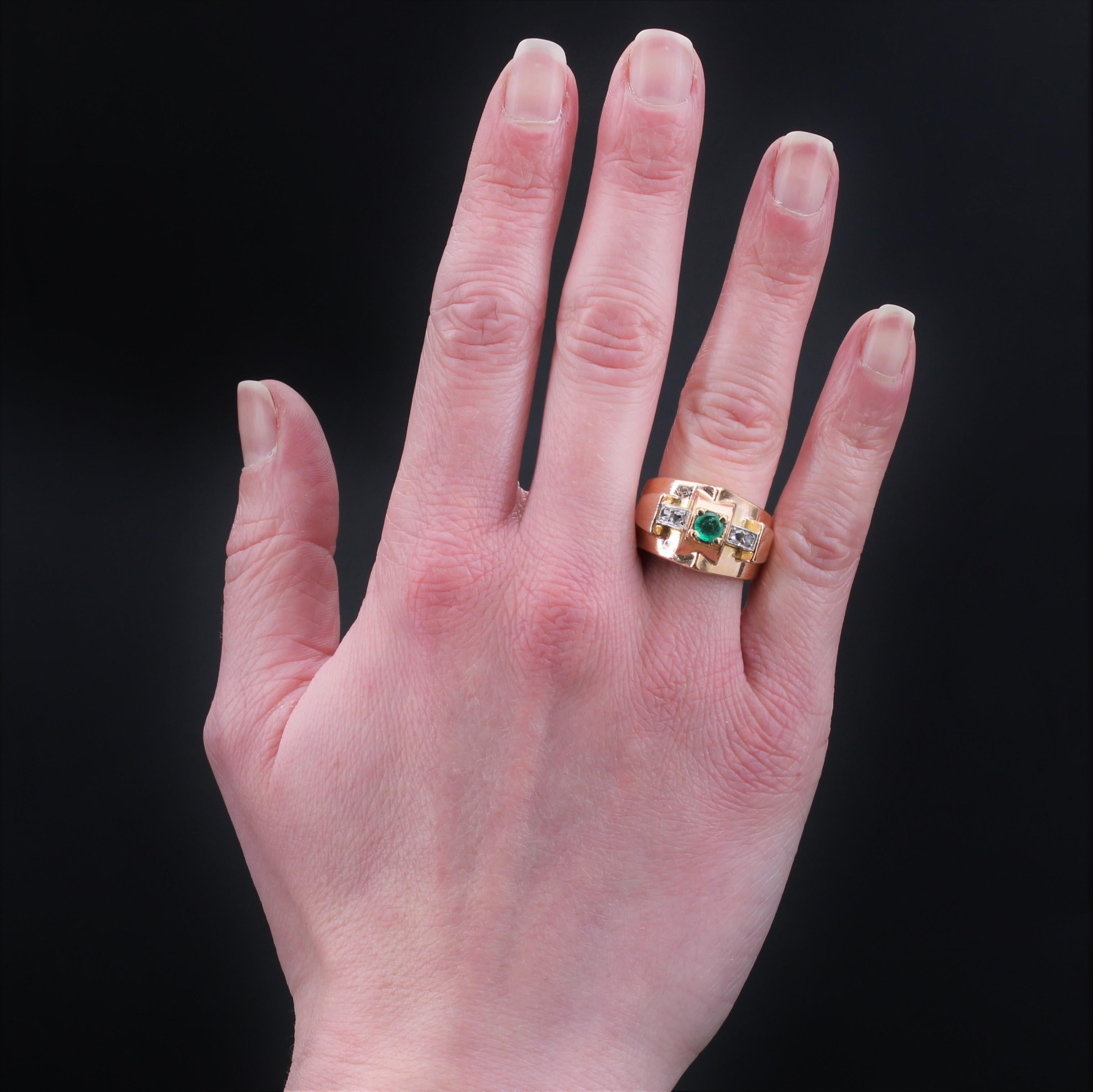 Ring in 18 karat rose gold, owl hallmark, and platinum, mascaron hallmark.
Tank ring with the characteristic lines of its time, it is decorated on its top with a round emerald supported on both sides by 2x2 rose-cut diamonds set on platinum.
Weight