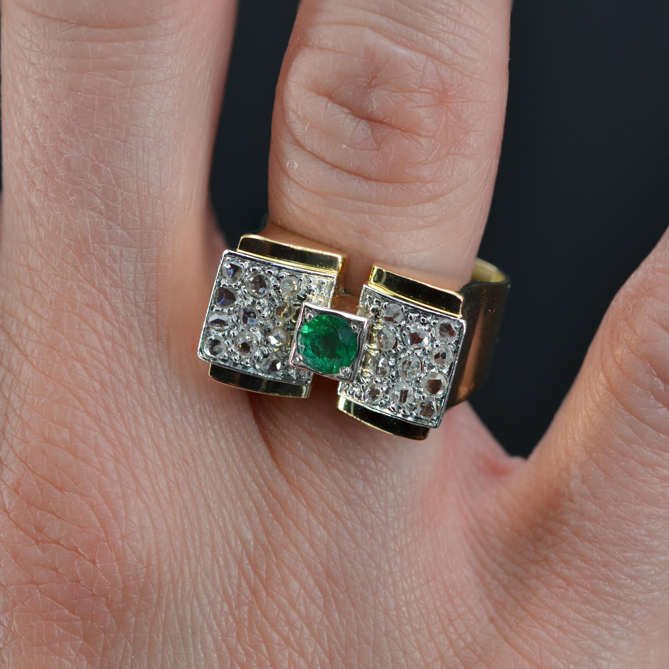 French 1940s Emerald Diamonds 18 Karat Yellow Gold Tank Ring In Good Condition For Sale In Poitiers, FR