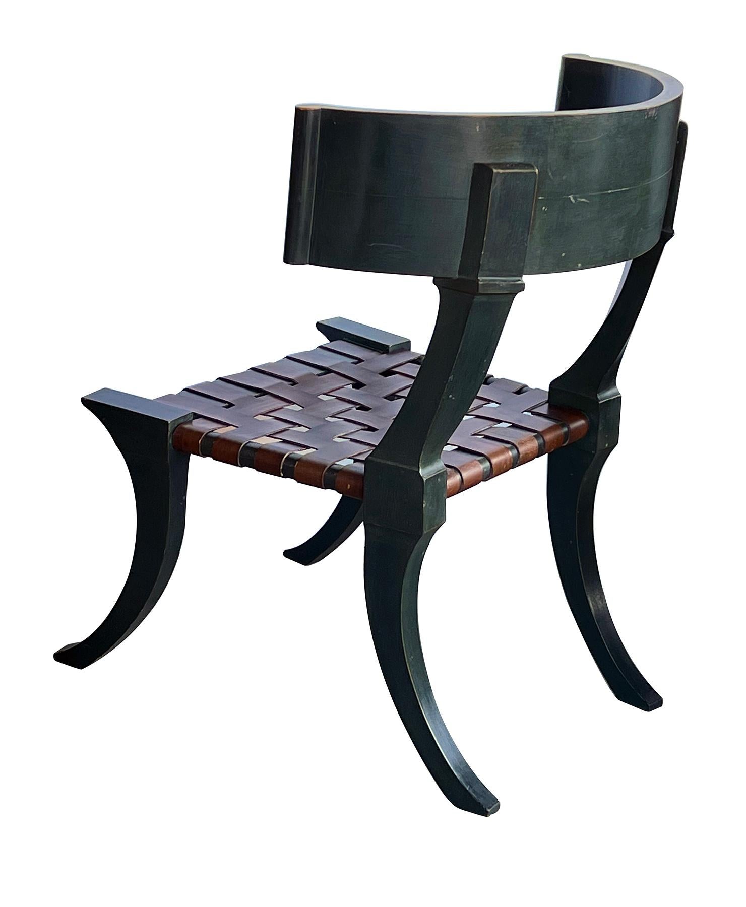 Gréco-romain Chaise Klismos française des années 1940 peinte en vert forêt avec assise à sangles en cuir en vente