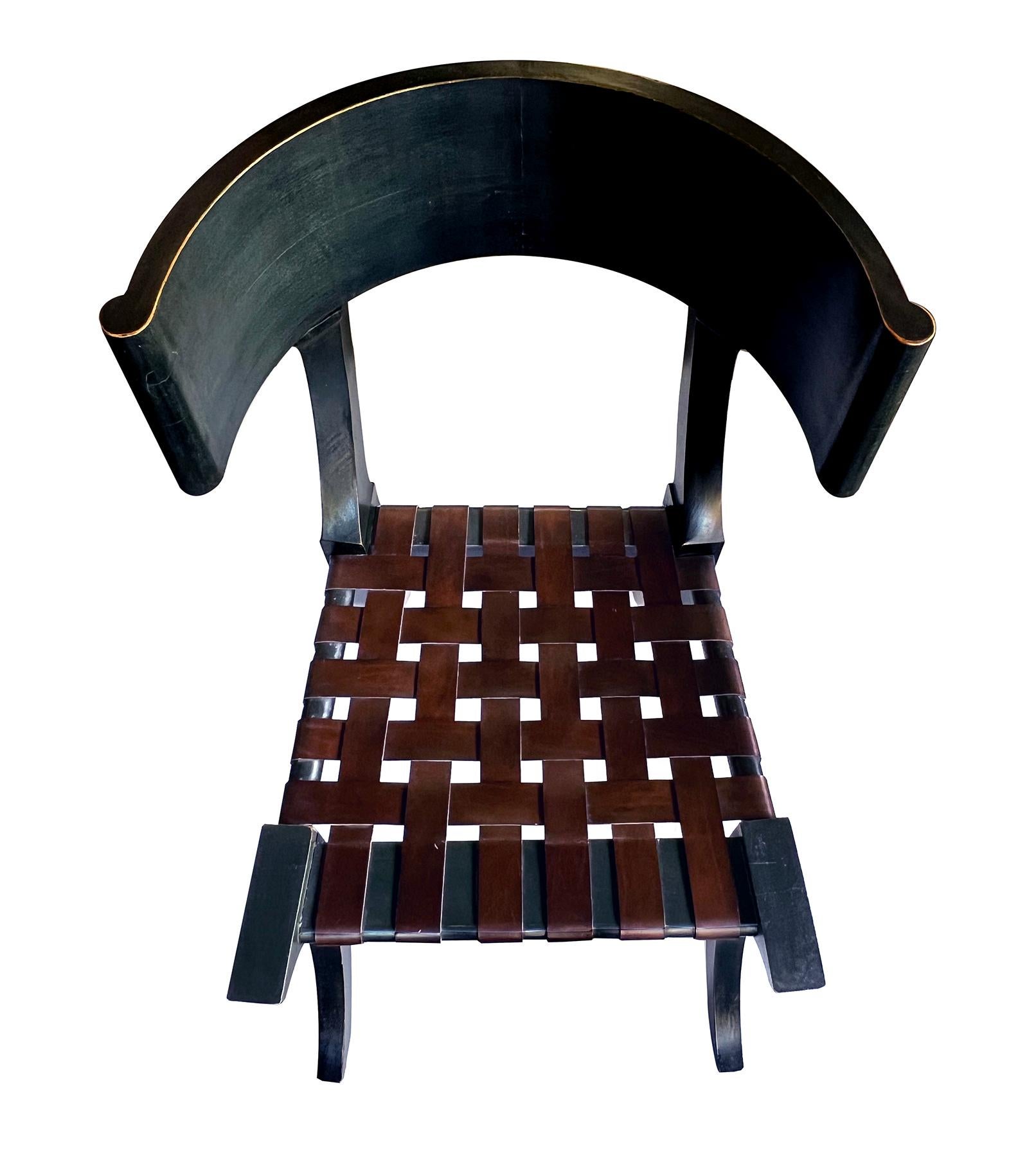 Peint Chaise Klismos française des années 1940 peinte en vert forêt avec assise à sangles en cuir en vente