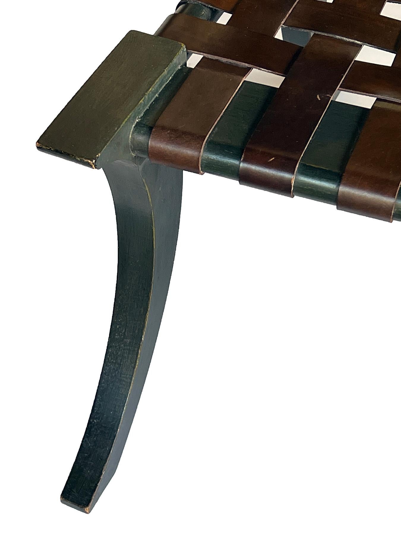 Chaise Klismos française des années 1940 peinte en vert forêt avec assise à sangles en cuir Bon état - En vente à San Francisco, CA