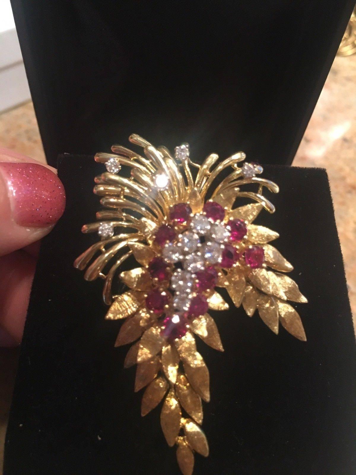 Art Deco French 1940s French 18 Karat Gold 4.84 Carat Ruby VS Diamond Necklace Pendant For Sale