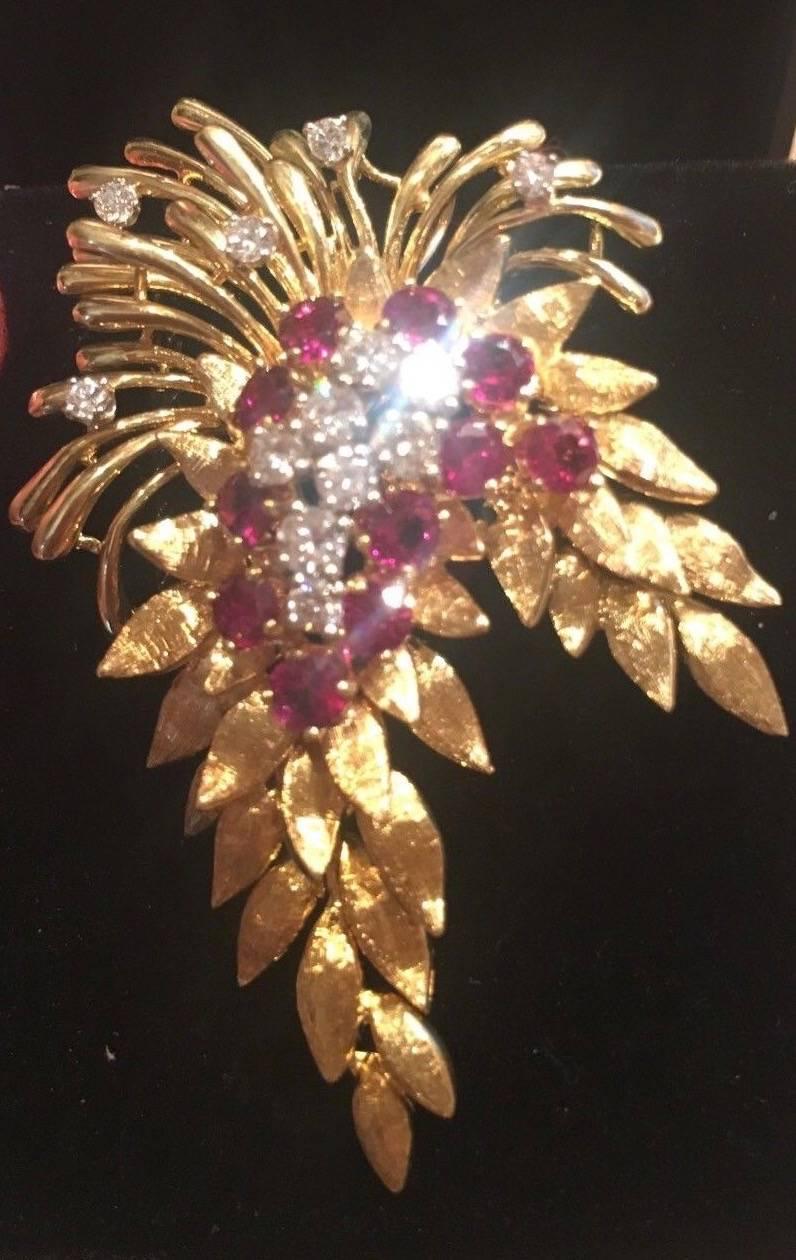 French 1940s French 18 Karat Gold 4.84 Carat Ruby VS Diamond Necklace Pendant For Sale 2