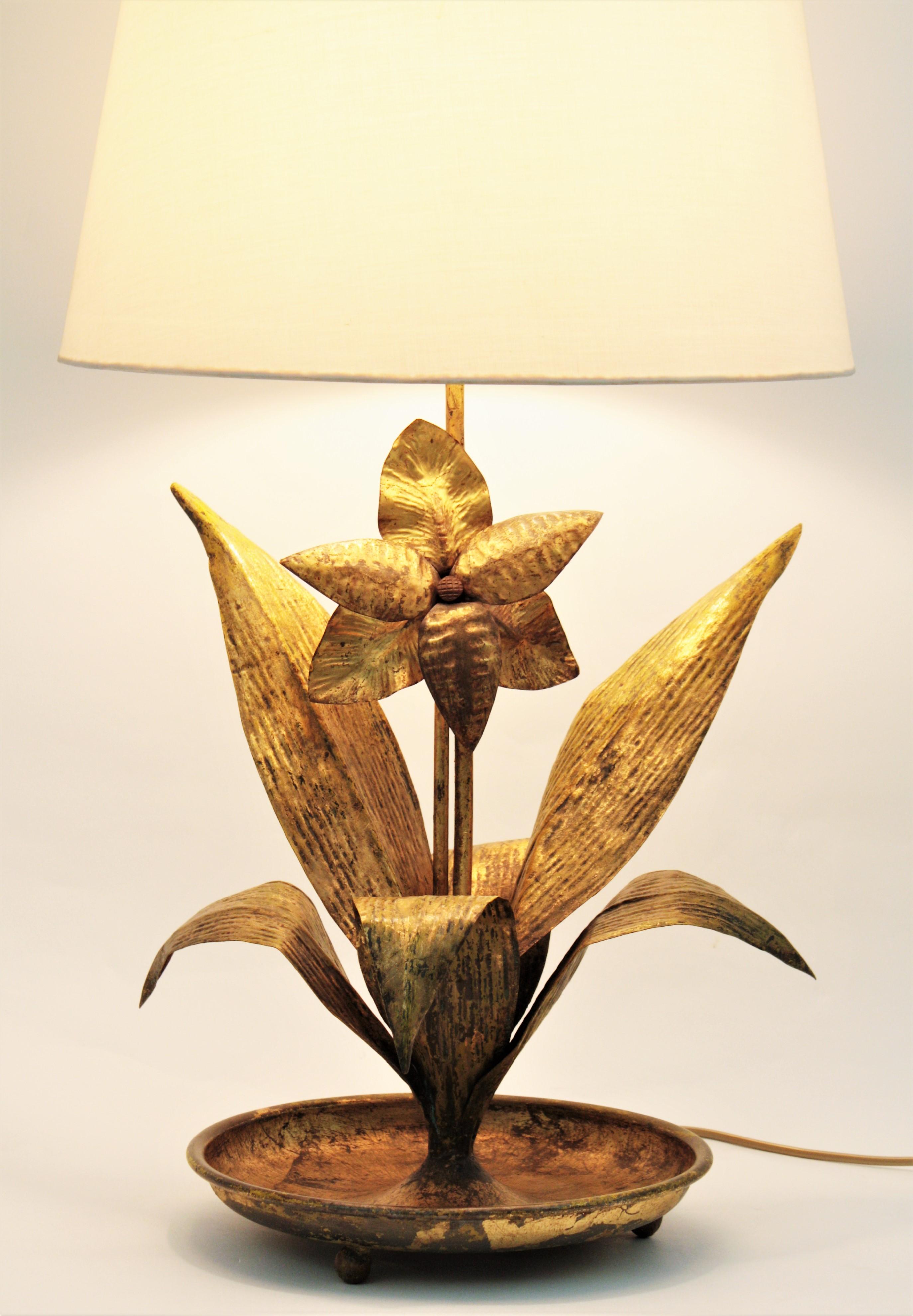 Hollywood Regency French 1940s Gilt Metal Floral Table Lamp