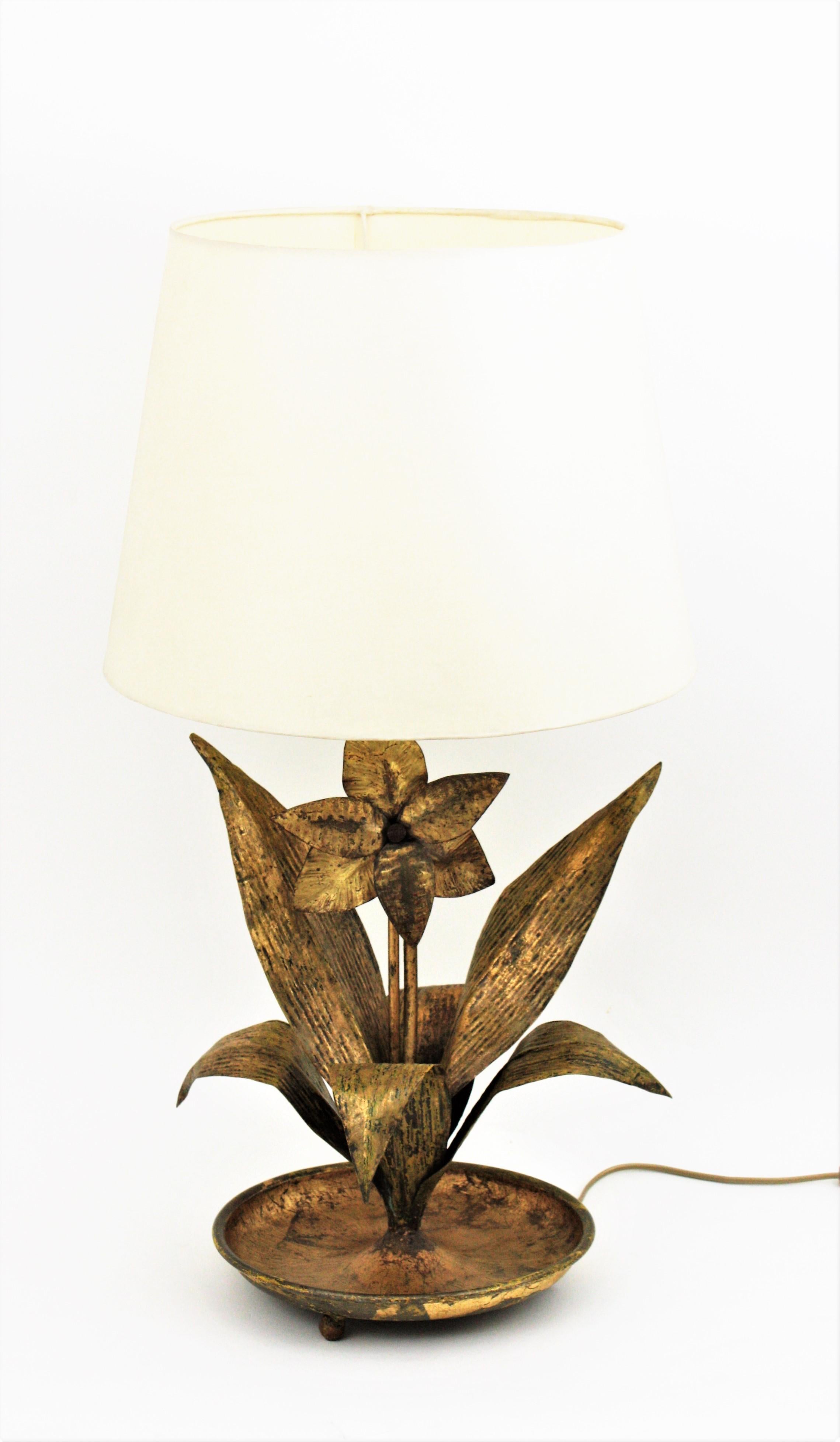 French 1940s Gilt Metal Floral Table Lamp In Good Condition In Barcelona, ES