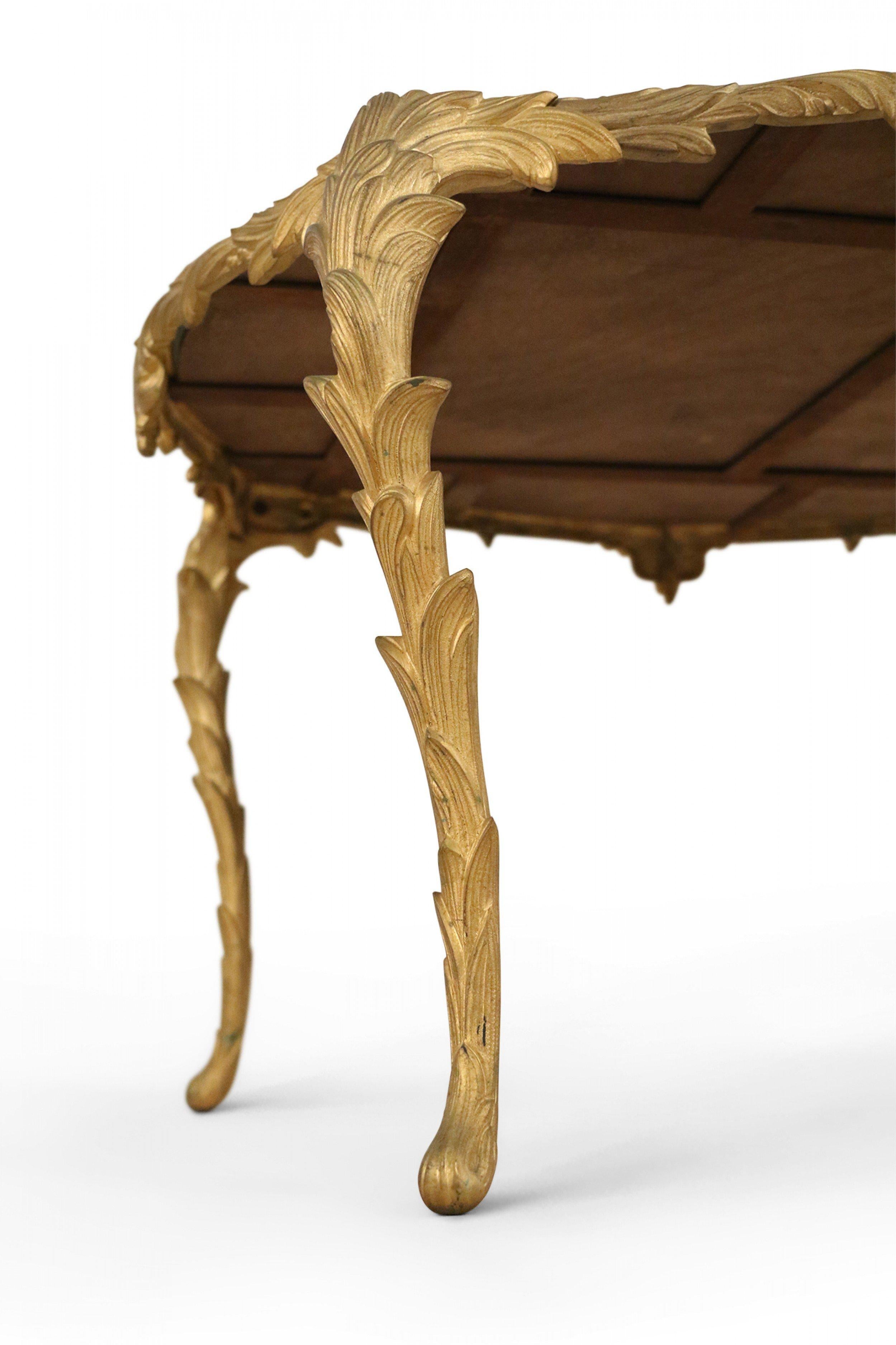 Tavolino francese degli anni '40 con piano ovale a specchio incastonato su una struttura in bronzo dorato con motivo a foglie di palma. (possibile Bagues)
     