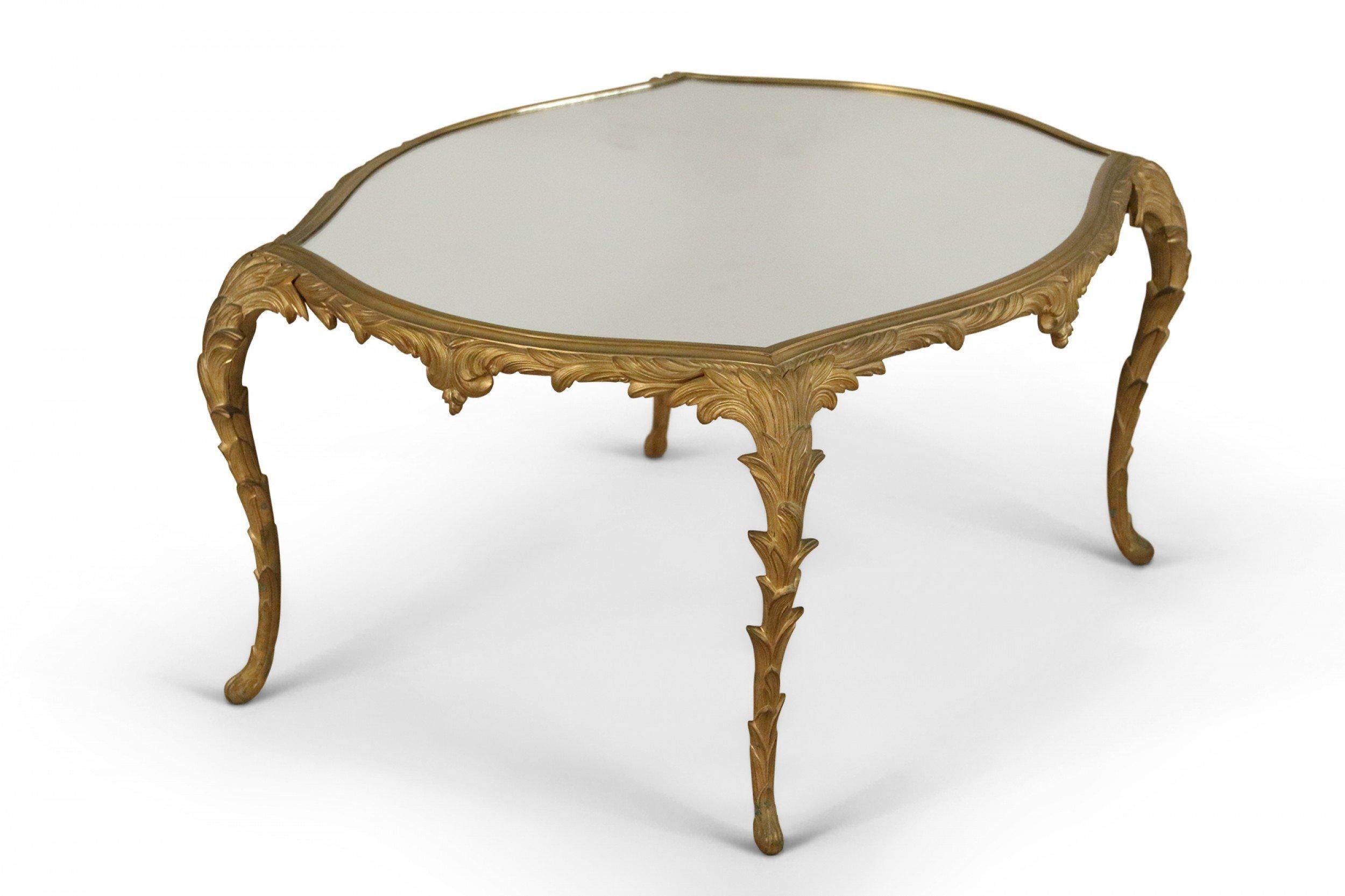 Mid-Century moderno Tavolino francese degli anni '40 in metallo dorato con piano a specchio in vendita