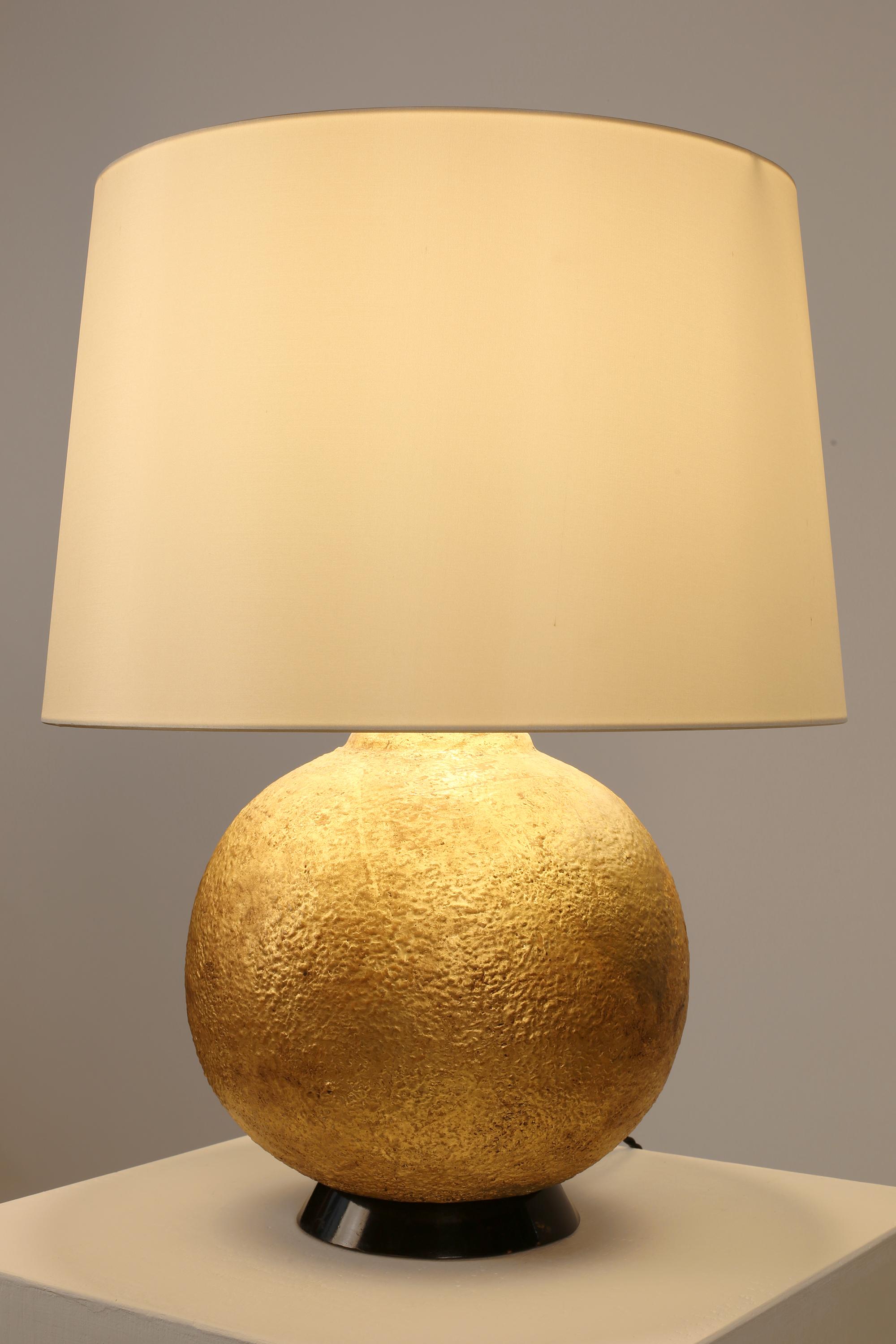 Français Lampe de table boule française des années 1940 en plâtre doré à la manière de Jean-Michel Frank en vente