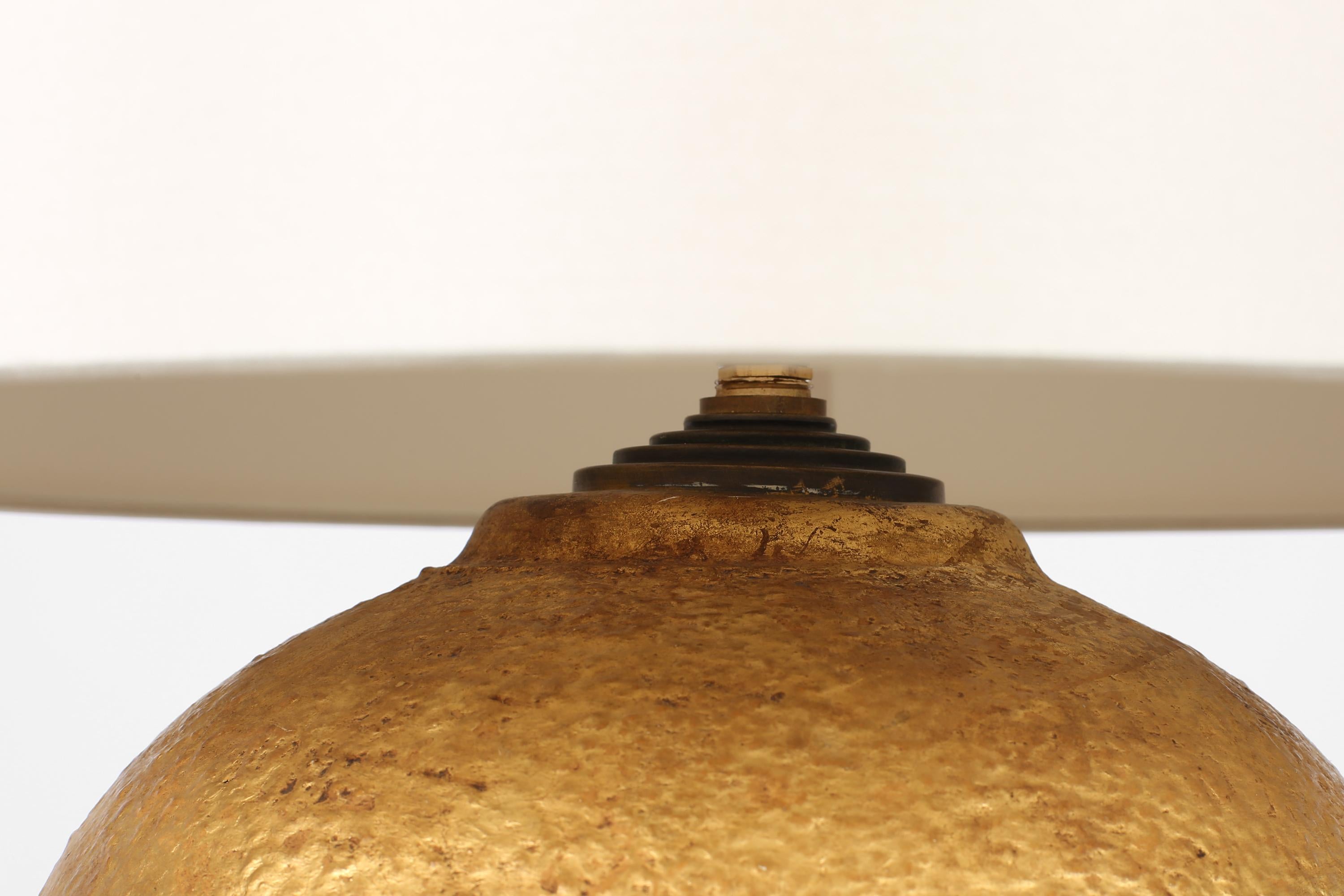 Lampe de table boule française des années 1940 en plâtre doré à la manière de Jean-Michel Frank Bon état - En vente à London, GB