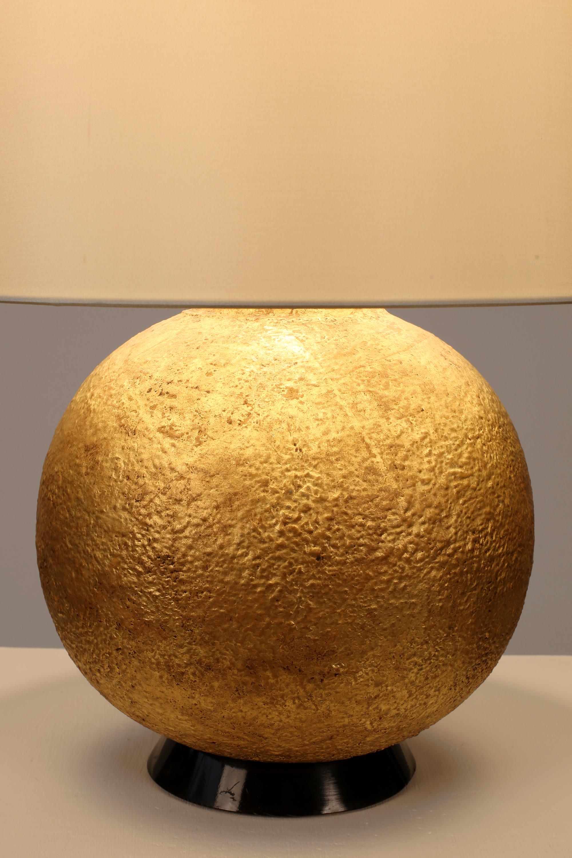 20ième siècle Lampe de table boule française des années 1940 en plâtre doré à la manière de Jean-Michel Frank en vente
