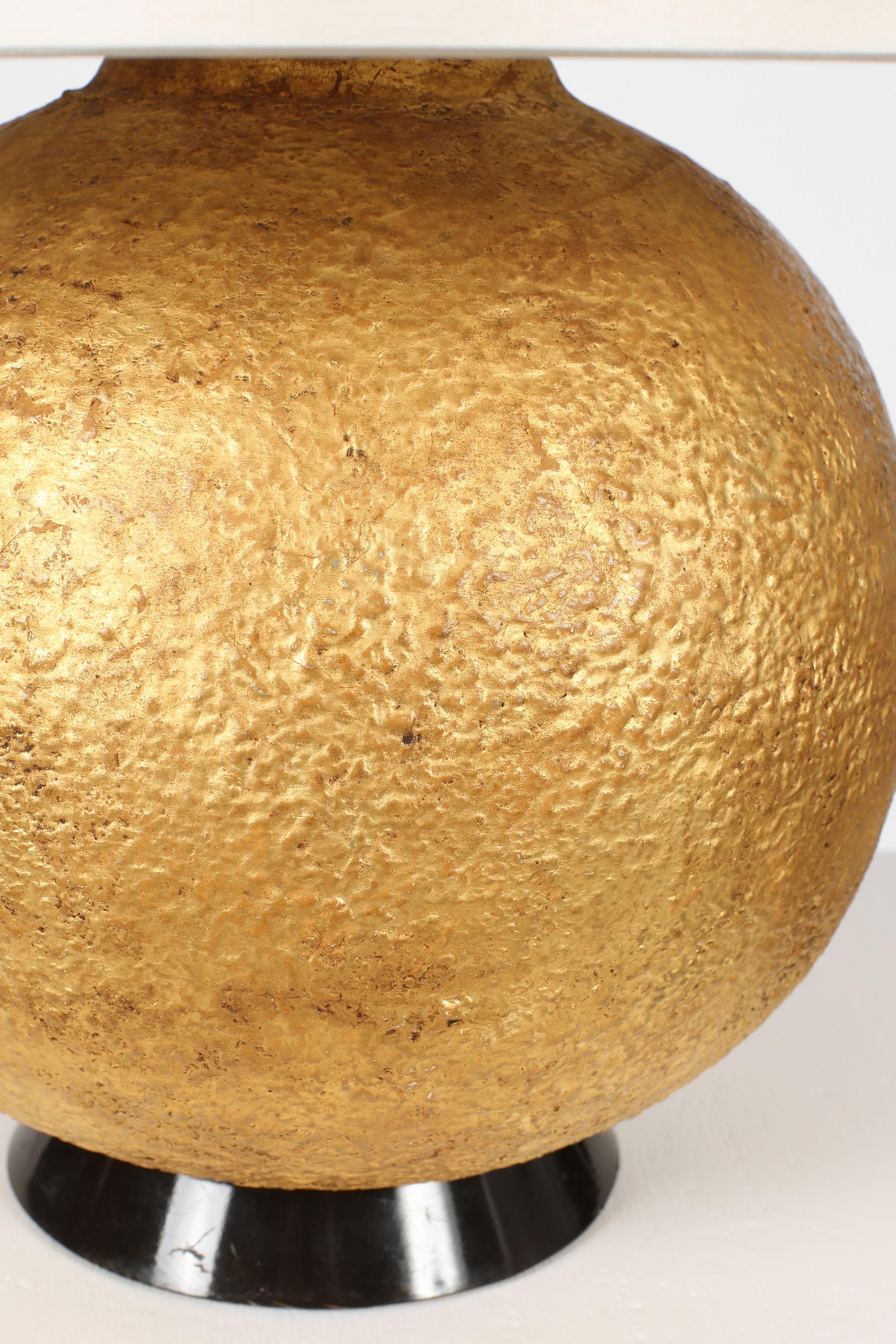 Plâtre Lampe de table boule française des années 1940 en plâtre doré à la manière de Jean-Michel Frank en vente