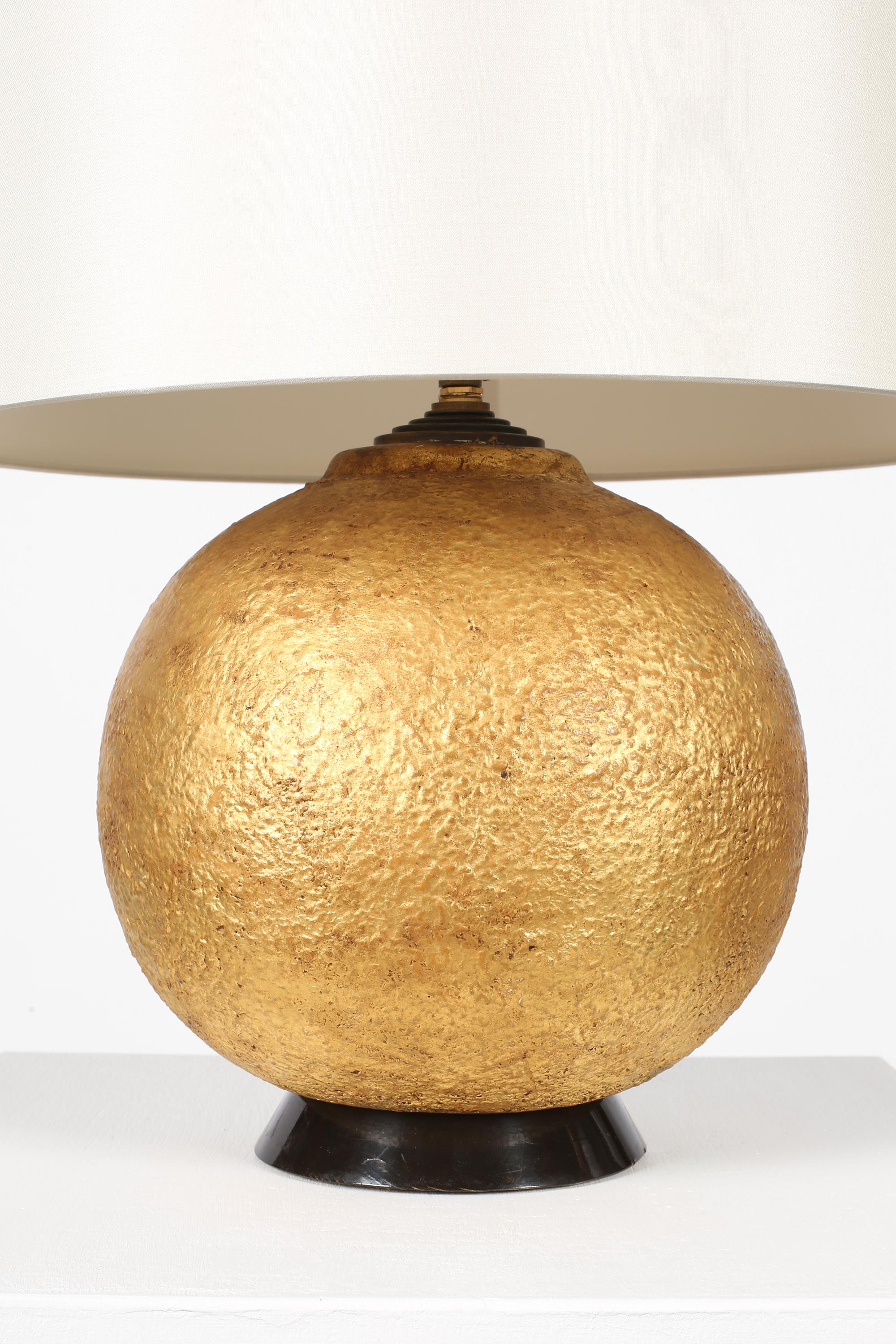 Lampe de table boule française des années 1940 en plâtre doré à la manière de Jean-Michel Frank en vente 2