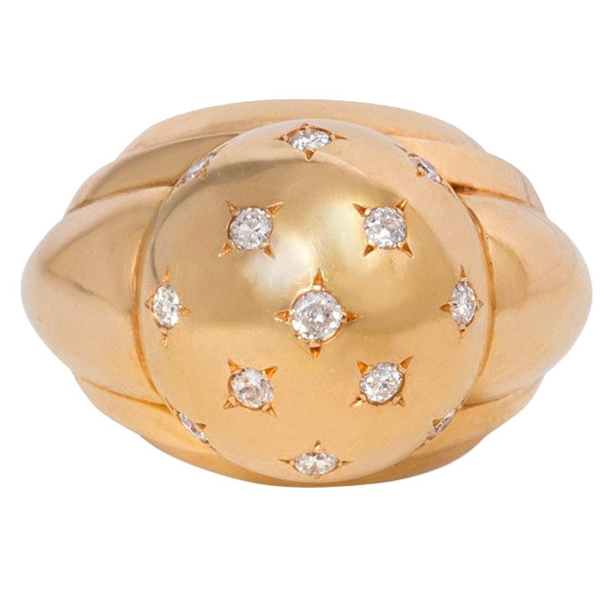 Anillo abombado francés de oro y diamantes engarzados de los años 40 en venta