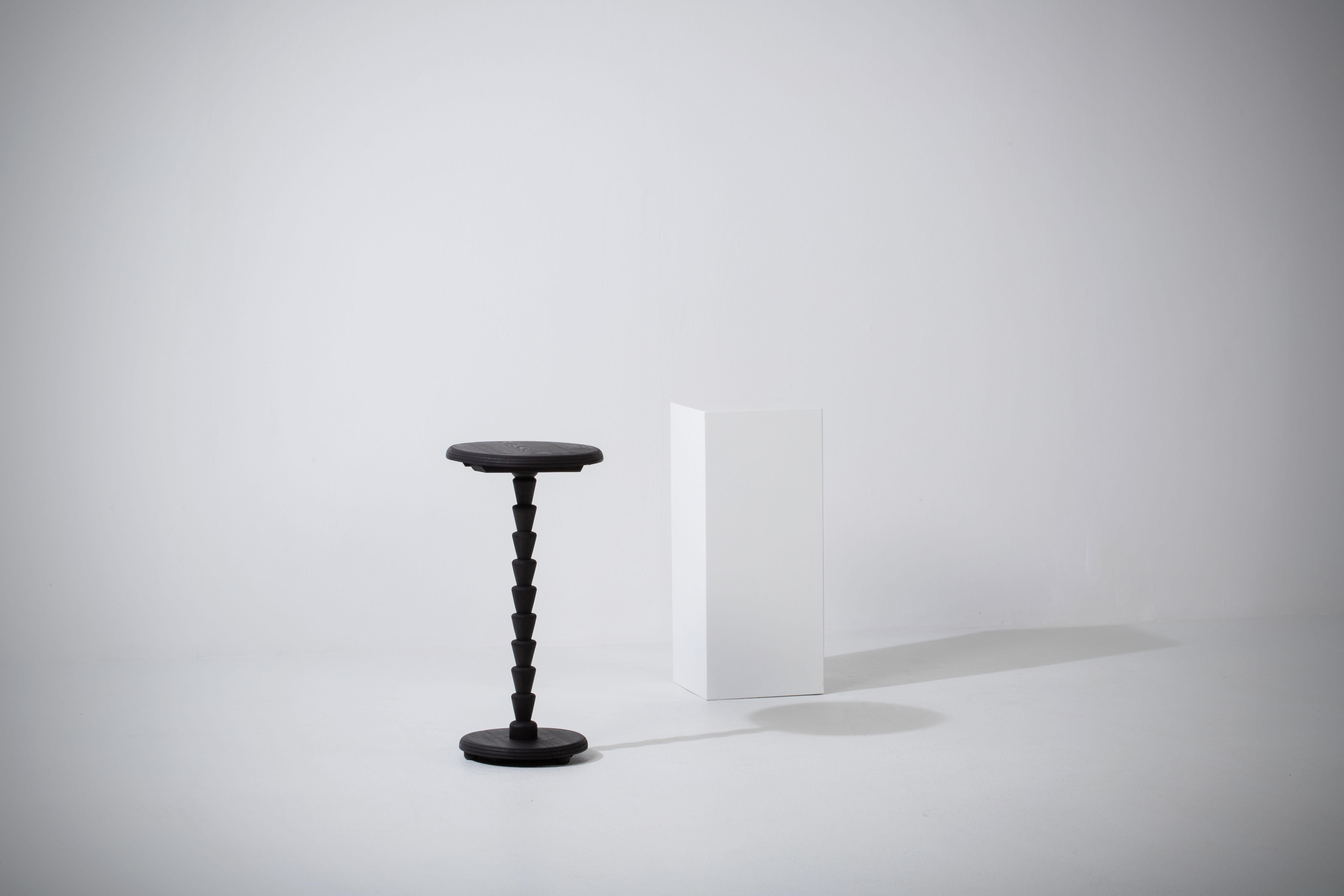 Introducing a remarkable gueridon from the 1940s, featuring a single carved leg and exquisite details. This unique piece showcases a striking design that is sure to make a statement in any interior.

Crafted with exceptional artistry, this