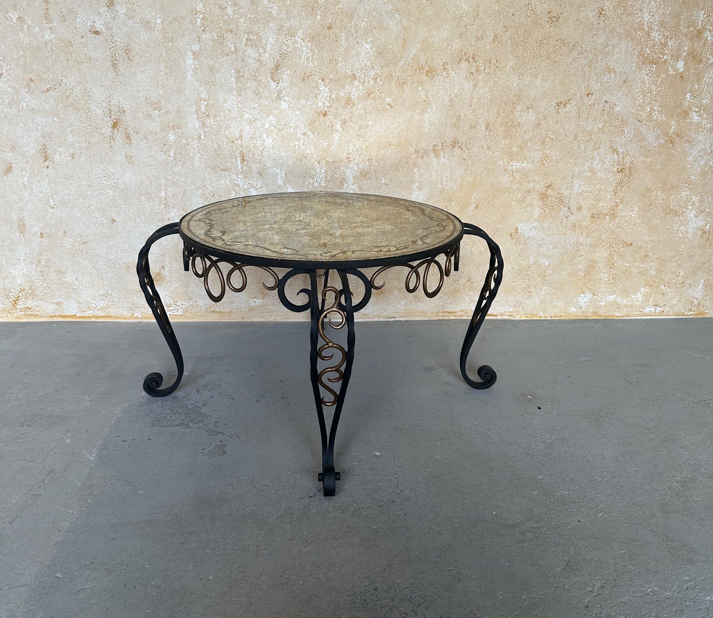 Français Table basse française en fer et verre des années 1940 en vente