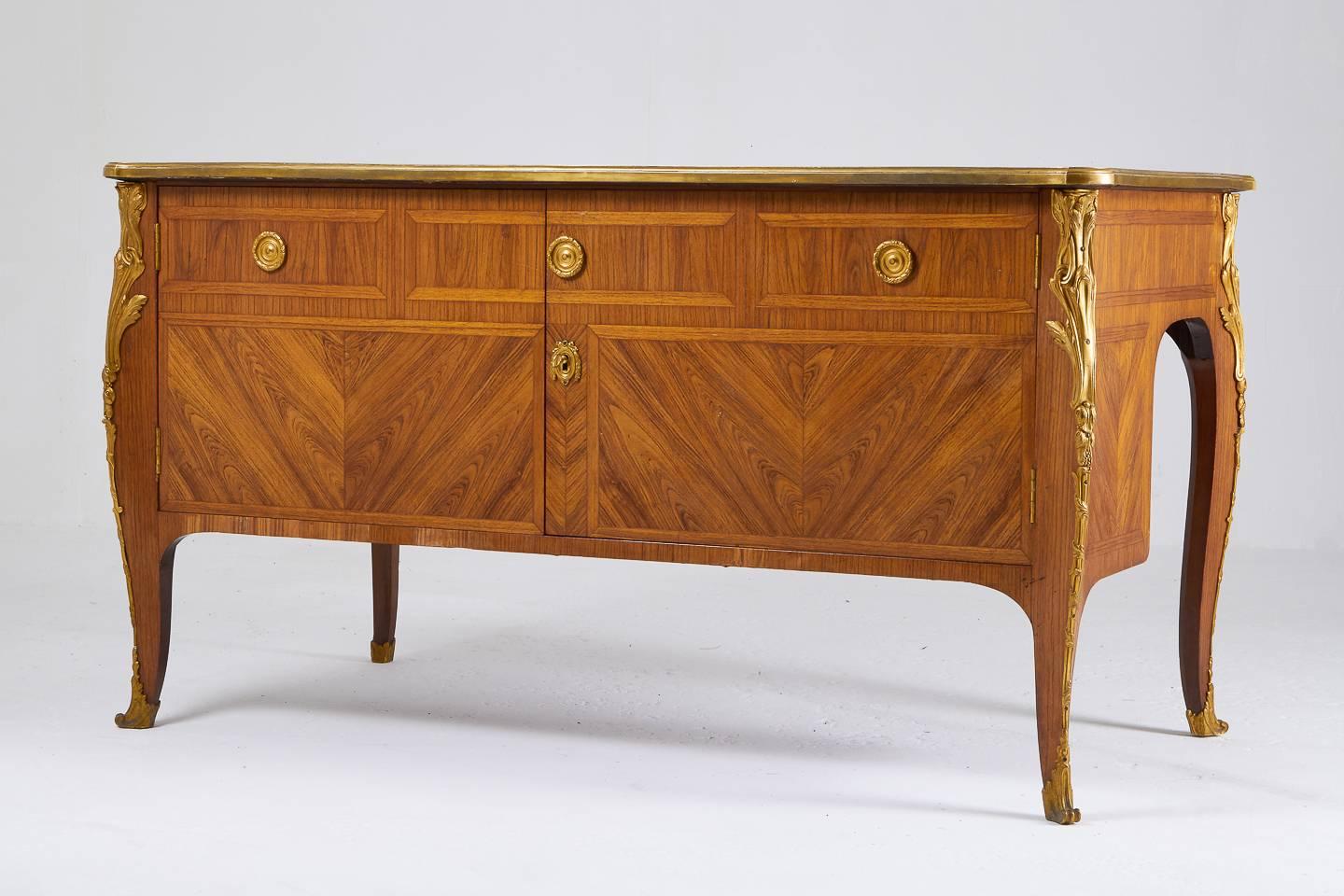French 1940s Kingwood and Ormolu Mounted Bureau Plat In Good Condition For Sale In Husbands Bosworth, Leicestershire