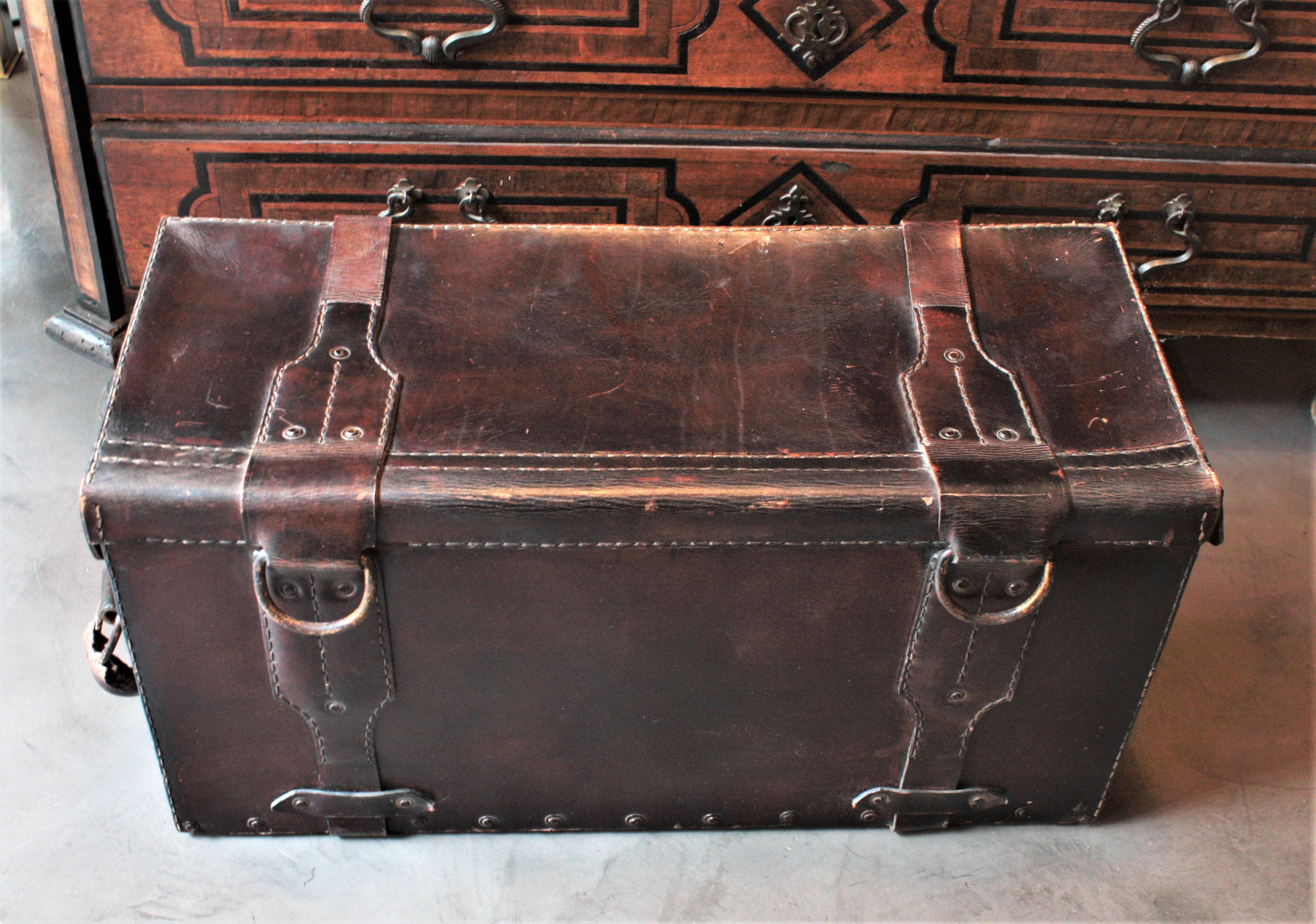 Leather Travel Trunk with Handles, France, 1940s In Good Condition For Sale In Barcelona, ES