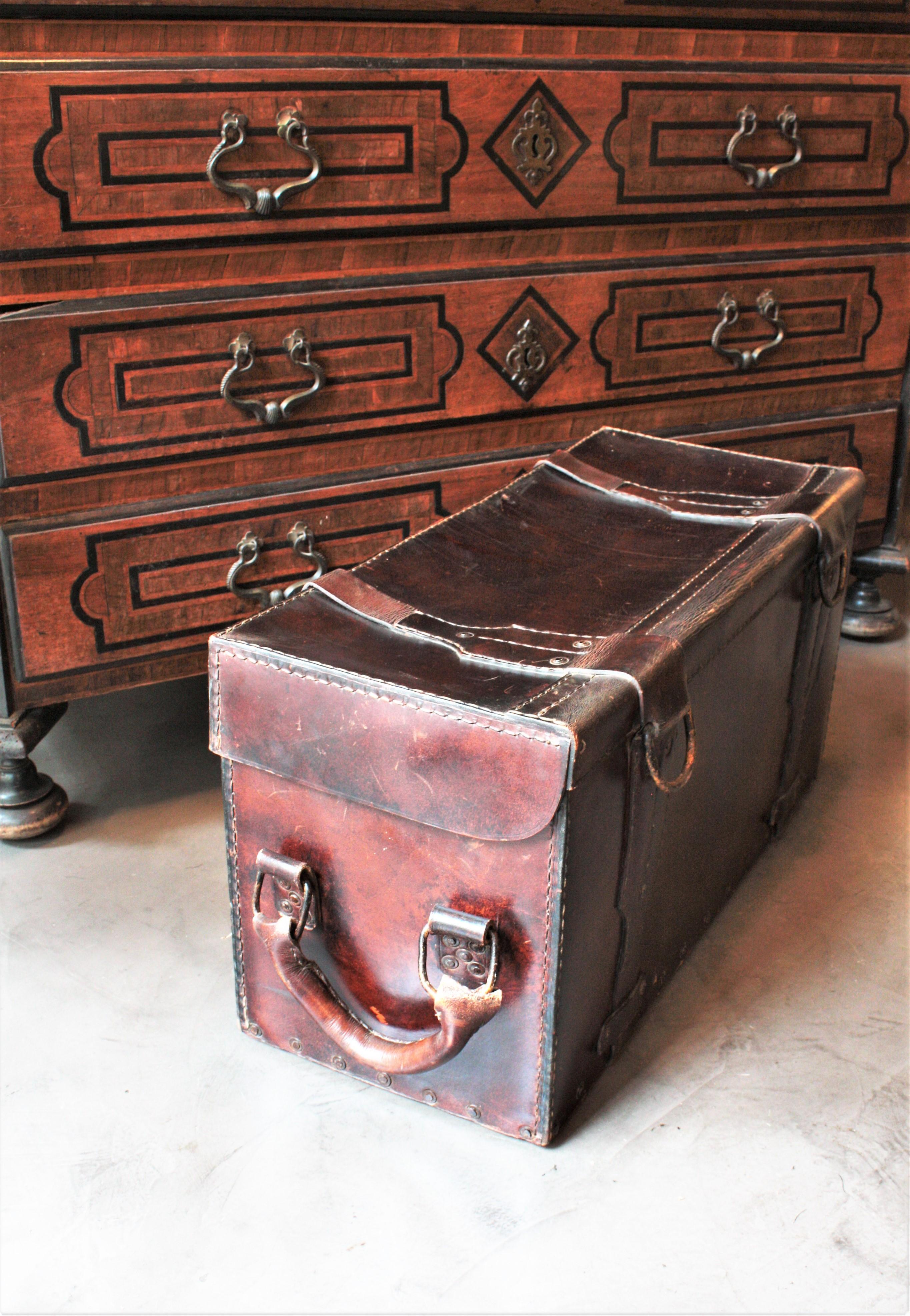 Leather Travel Trunk with Handles, France, 1940s In Good Condition For Sale In Barcelona, ES