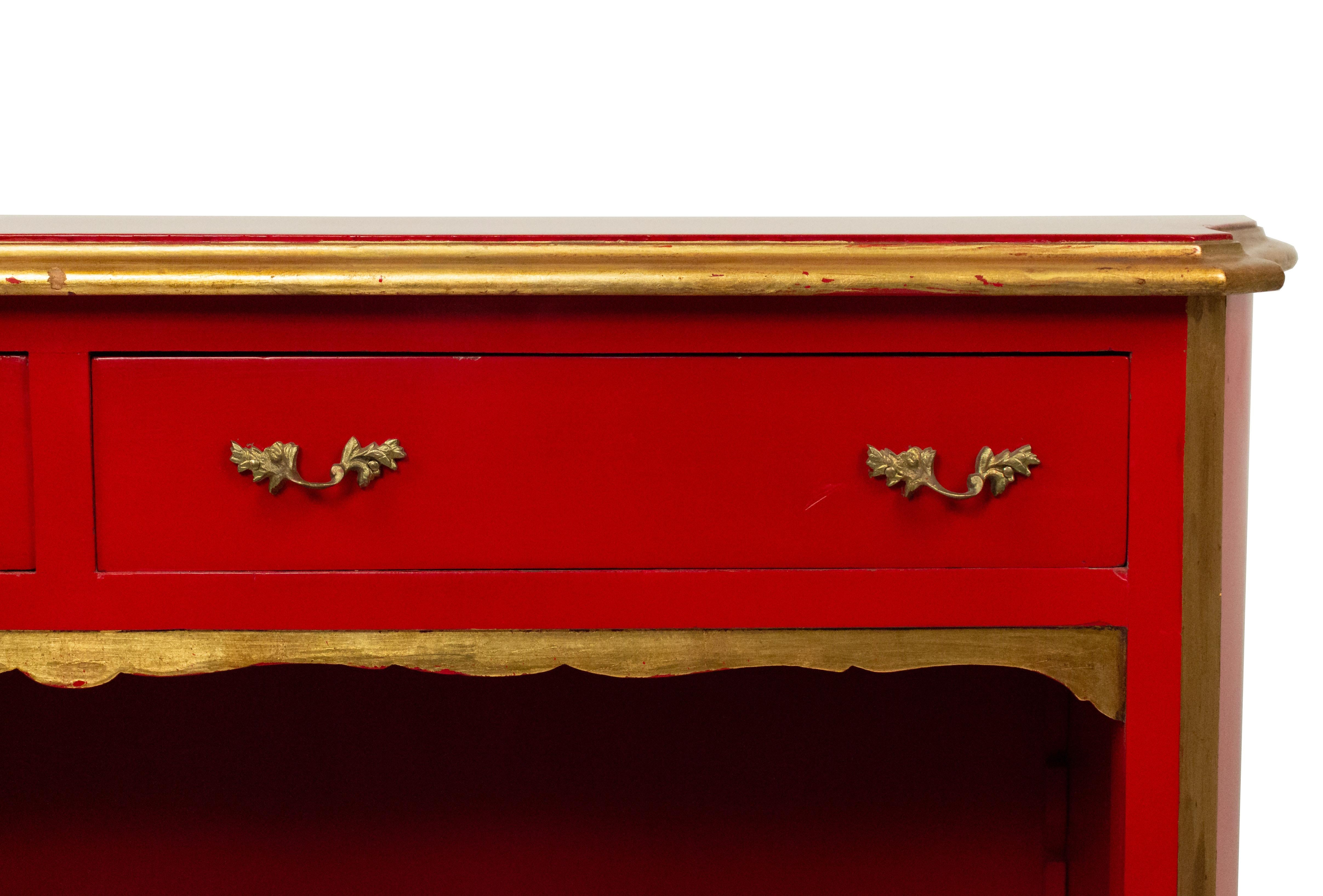 Laqué Bibliothèque de style Louis XV française laquée rouge et ornée de dorures de la Maison Jansen en vente
