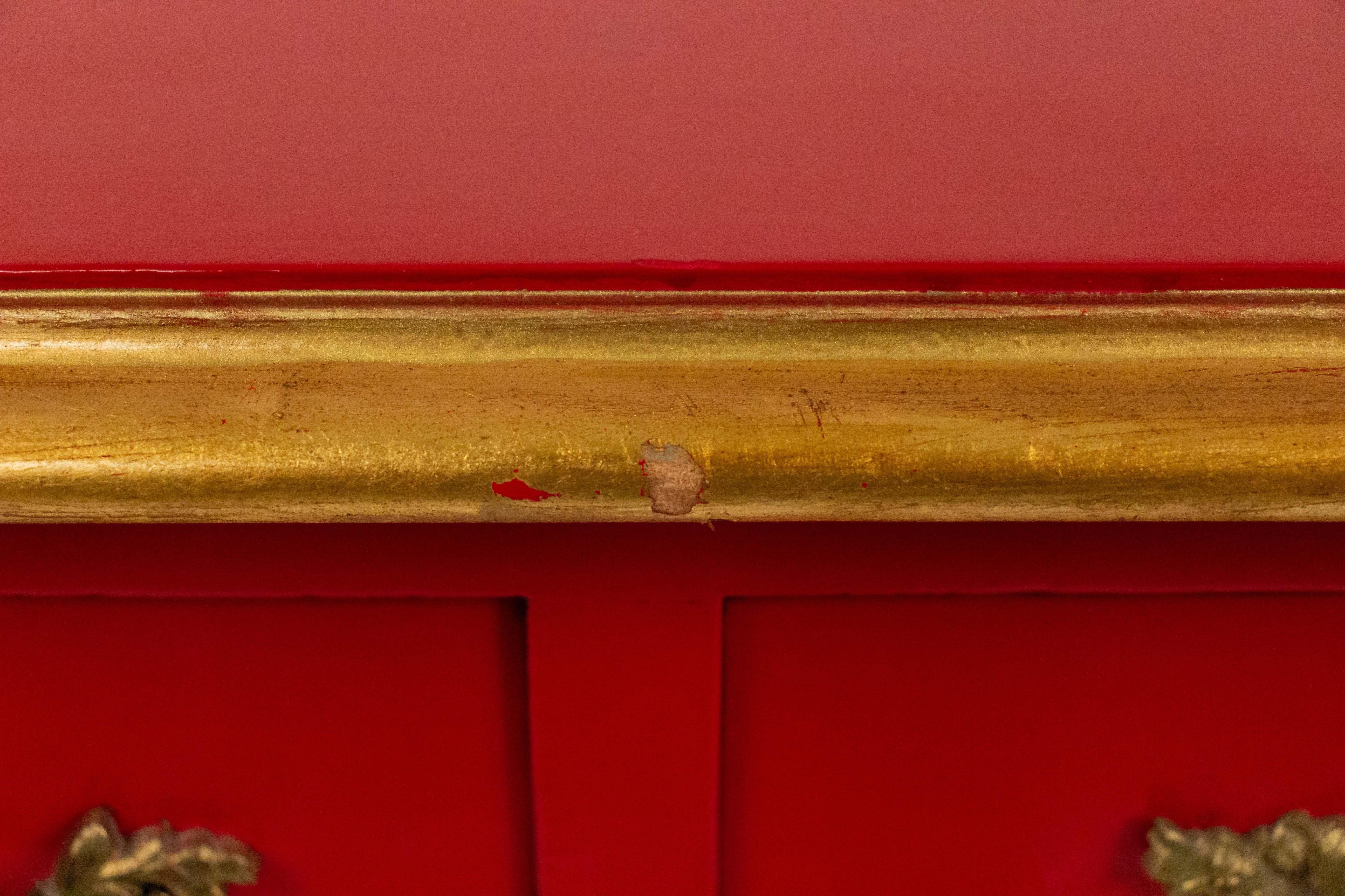 Französisches Bücherregal im Louis-XV-Stil, rot lackiert und vergoldet, Maison Jansen (Vergoldetes Holz) im Angebot