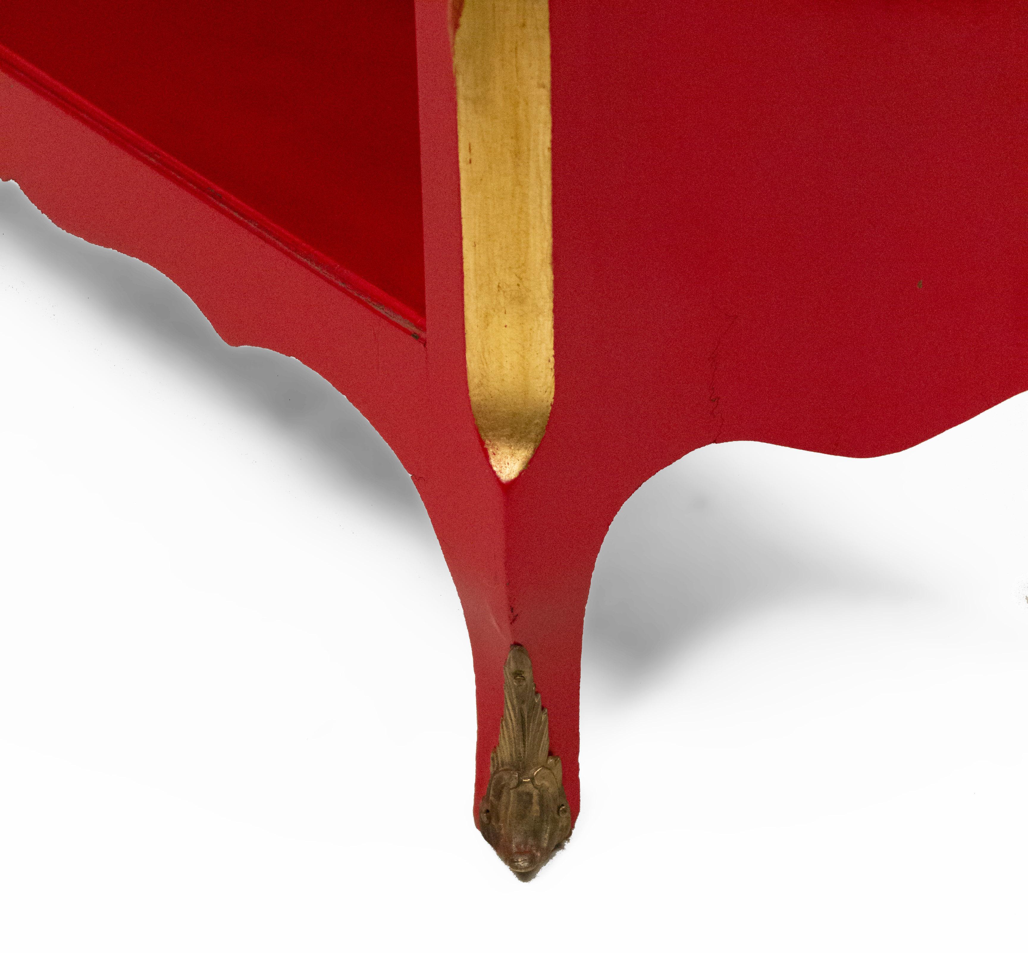 Bibliothèque de style Louis XV française laquée rouge et ornée de dorures de la Maison Jansen en vente 2