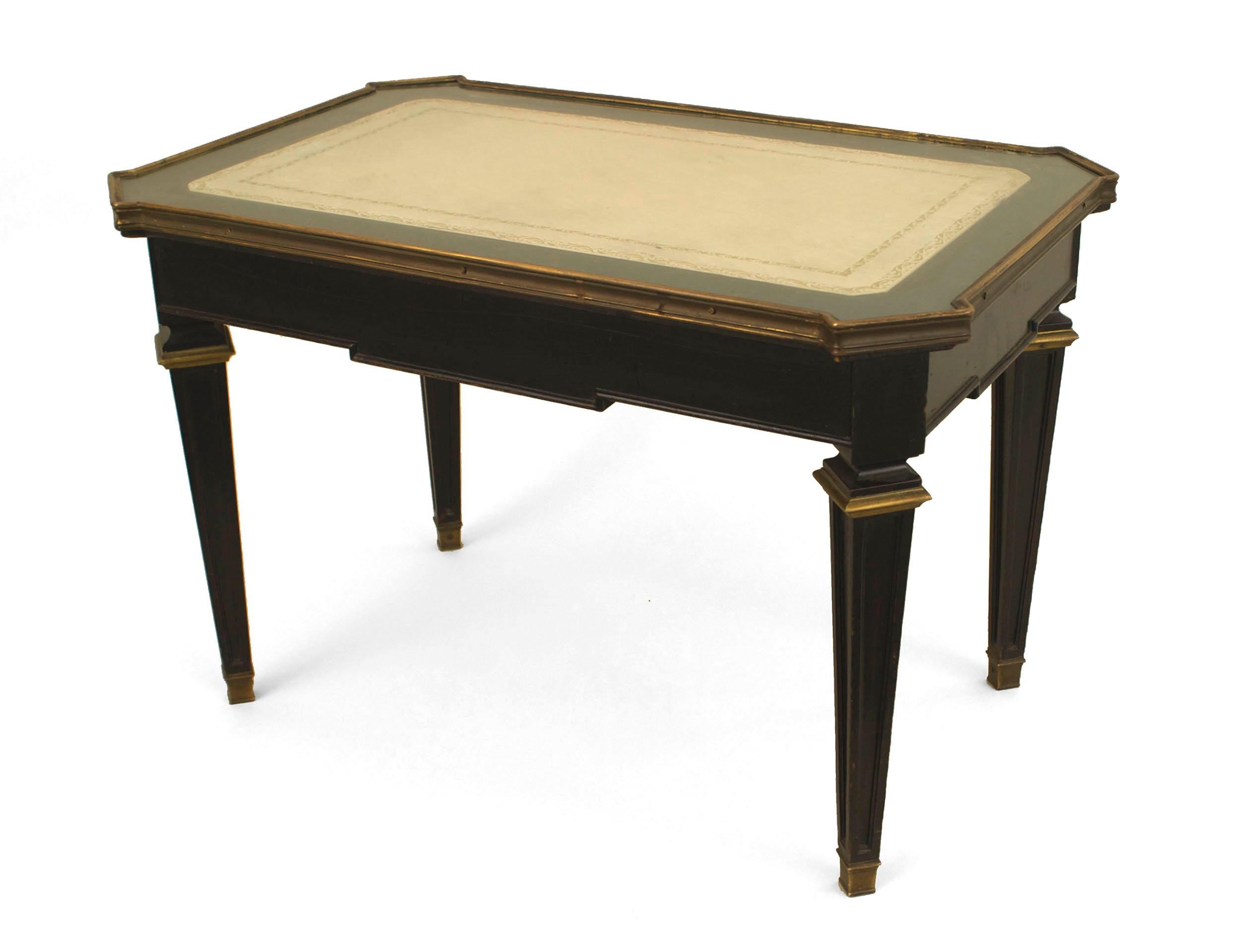 Table basse de style Louis XVI (années 1940) en bois ébonisé et bronze, pieds carrés fuselés, plateau en cuir blanc cassé sous verre. (cachet : JANSEN)
