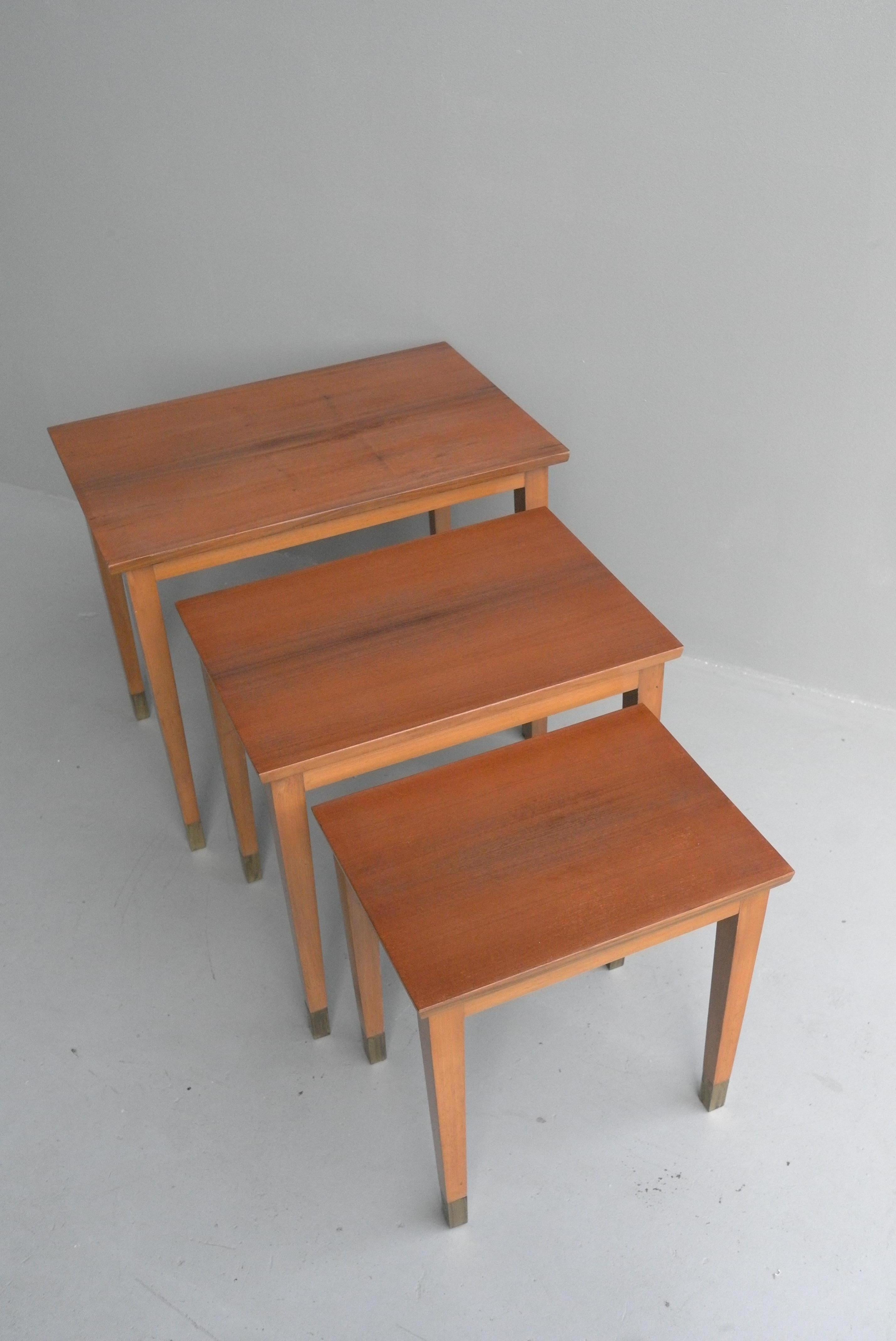 French 1940s Mahogany Wooden Nesting Tables with Brass Ends For Sale 6