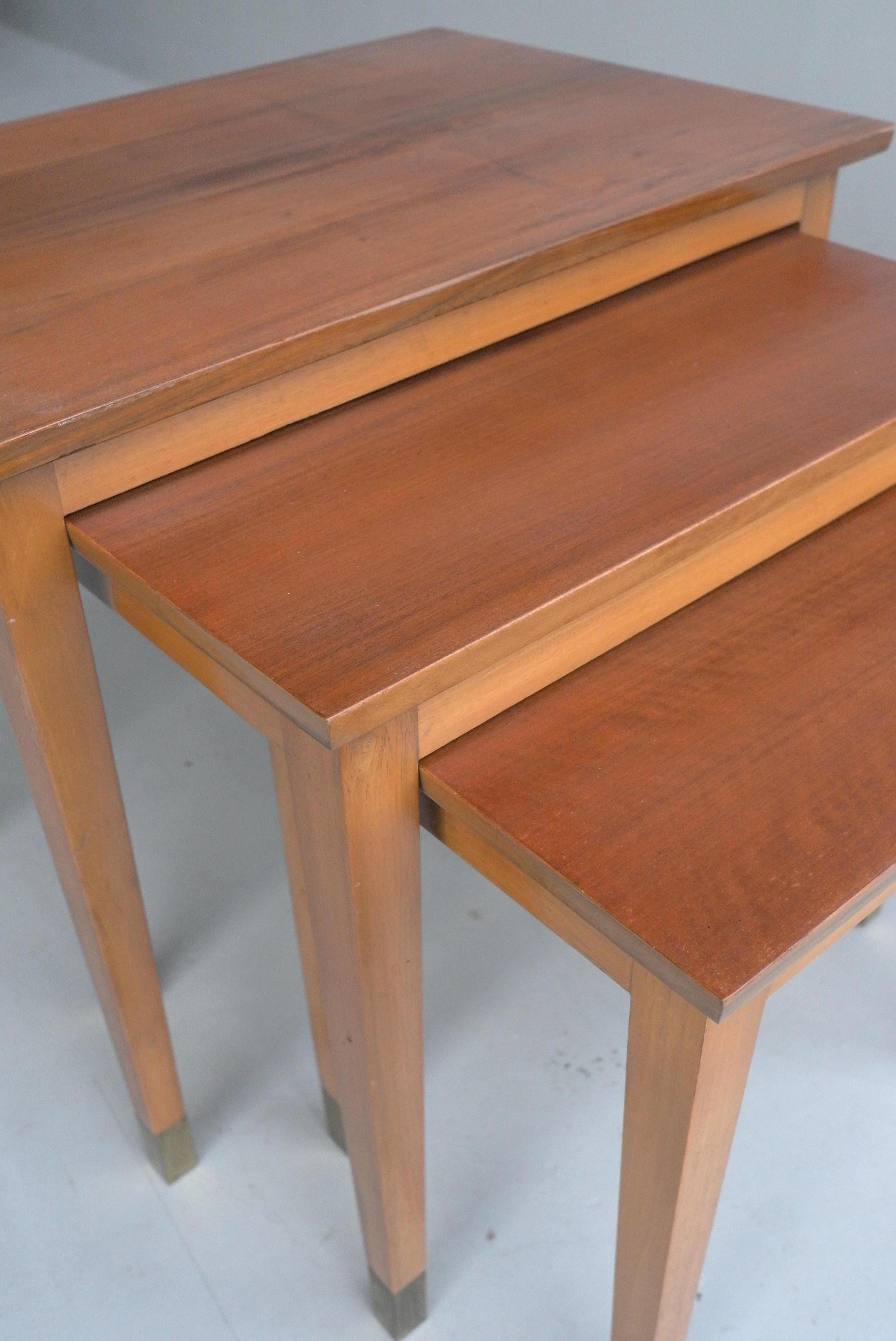 French 1940s Mahogany Wooden Nesting Tables with Brass Ends For Sale 8