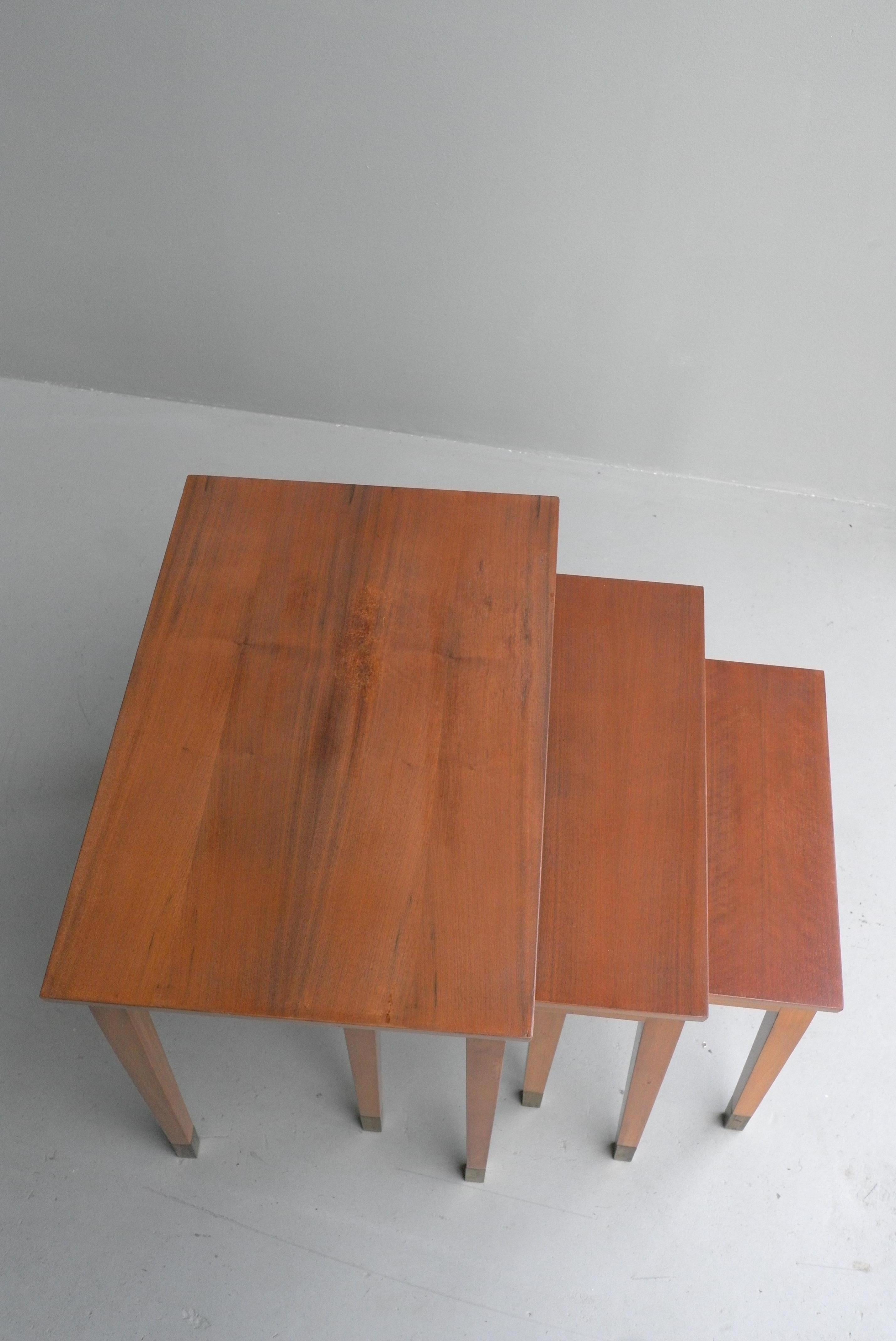 French 1940s Mahogany Wooden Nesting Tables with Brass Ends For Sale 9