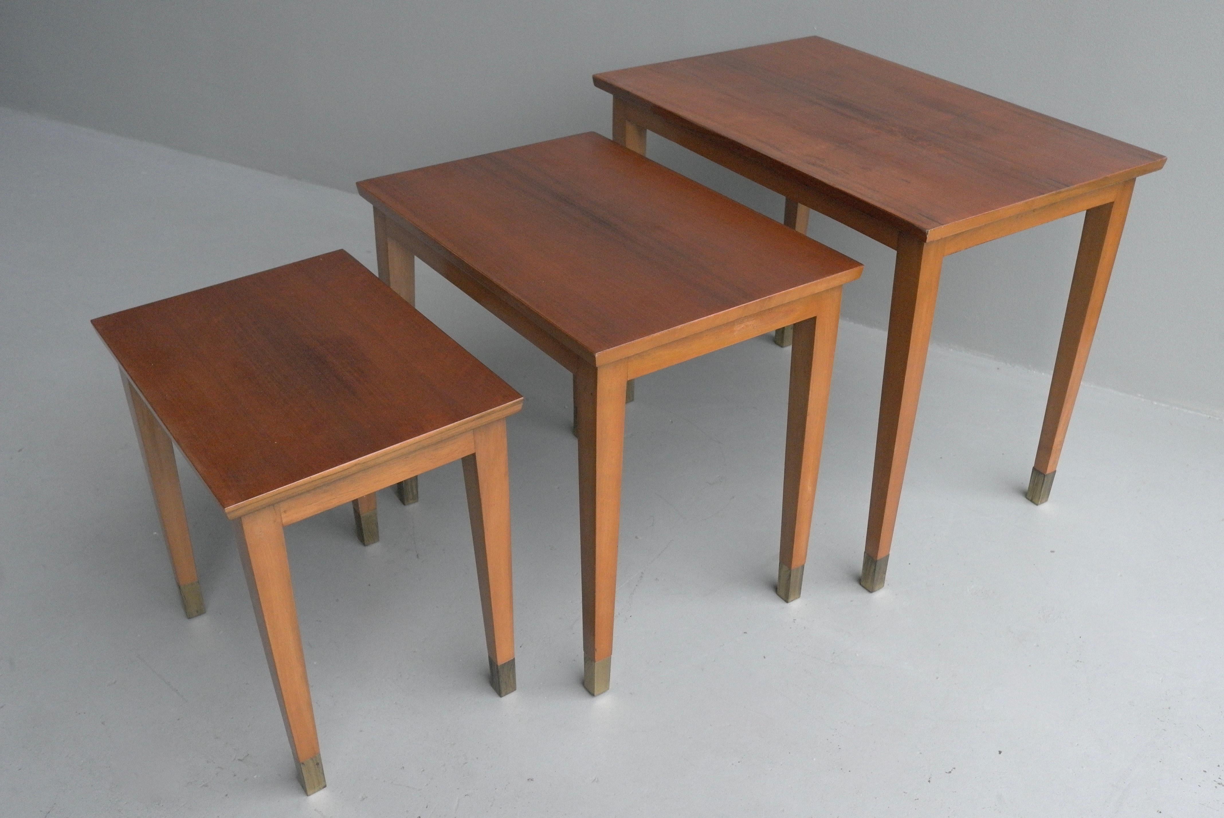 French 1940s Mahogany Wooden Nesting Tables with Brass Ends In Good Condition For Sale In Den Haag, NL