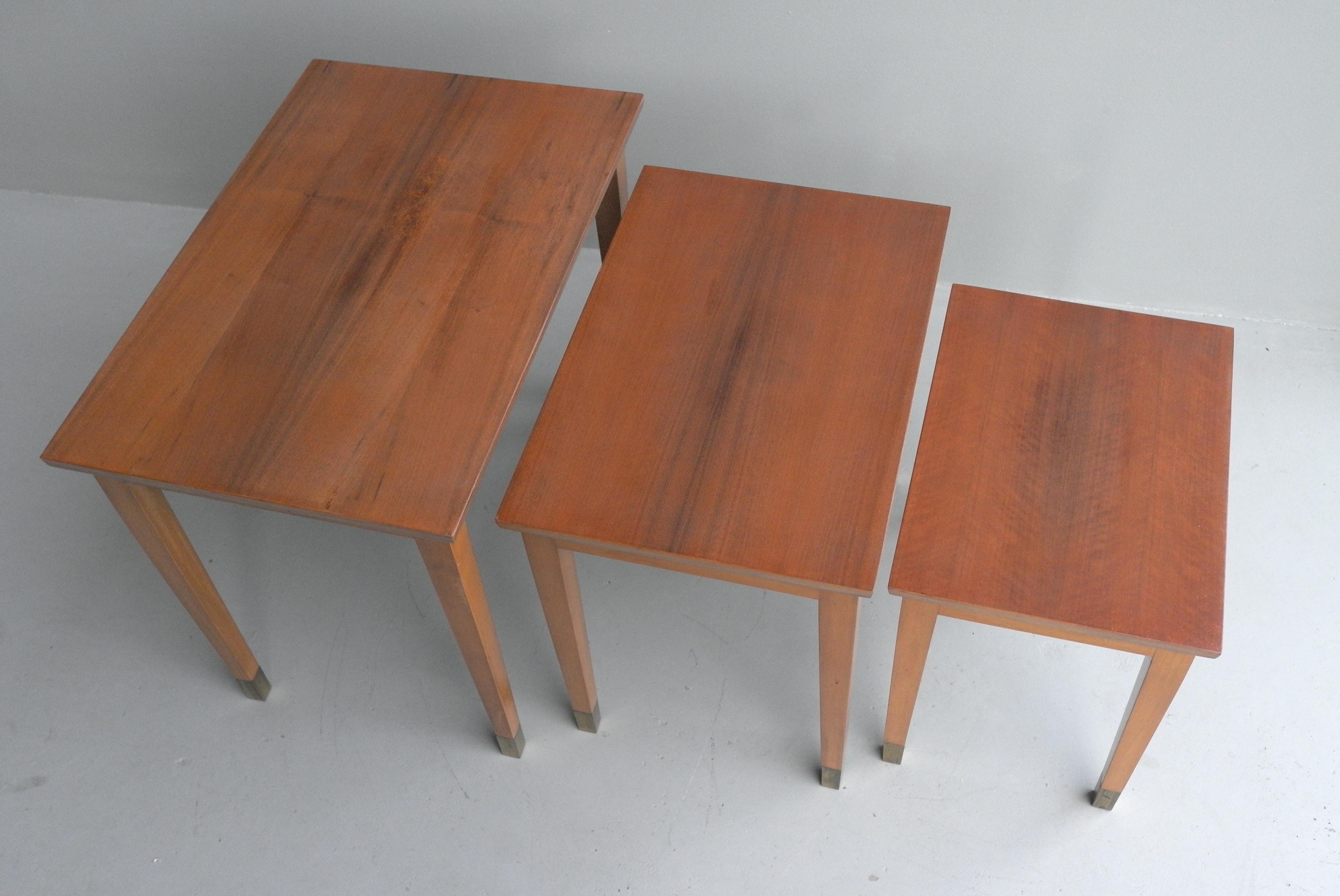French 1940s Mahogany Wooden Nesting Tables with Brass Ends For Sale 1