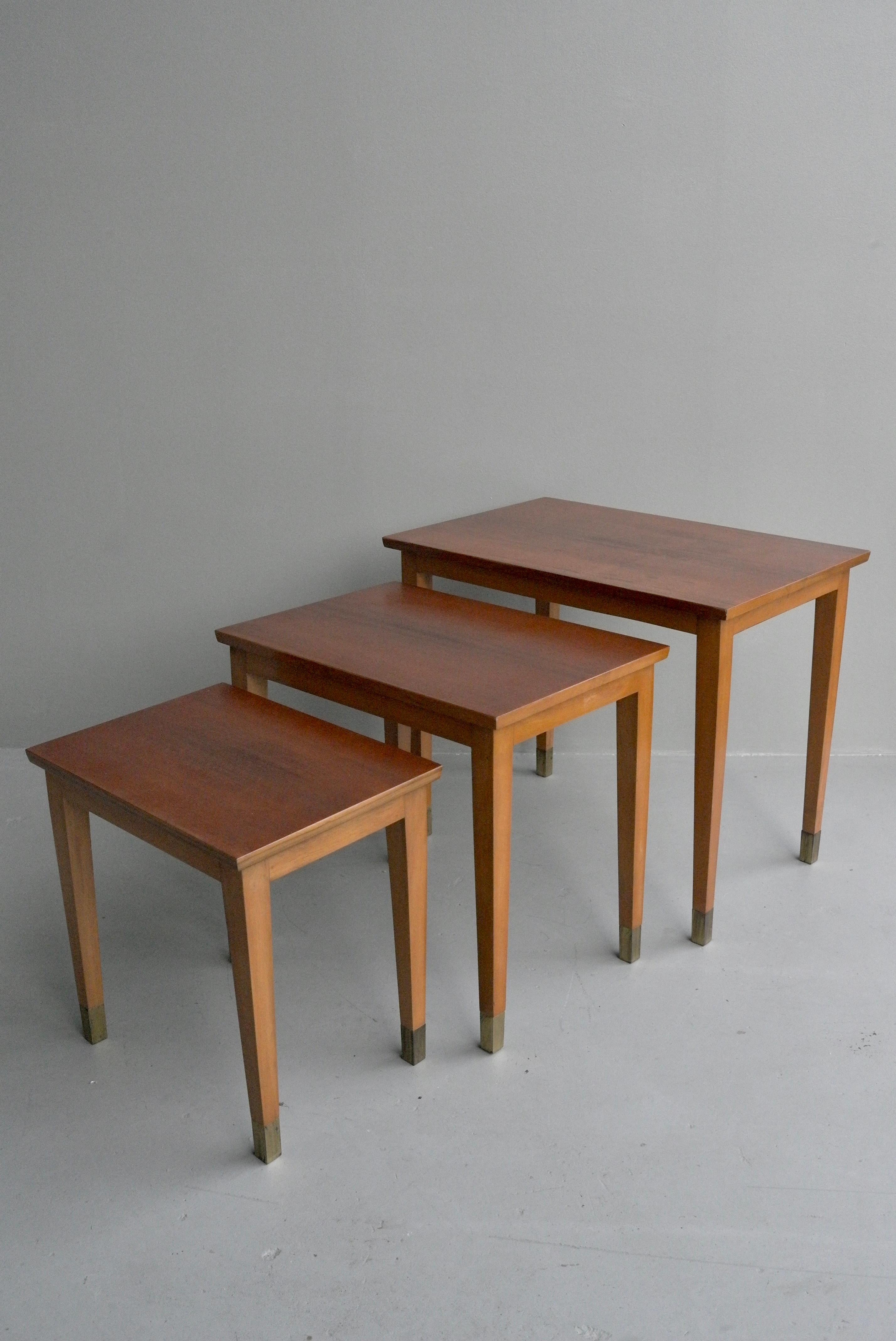 French 1940s Mahogany Wooden Nesting Tables with Brass Ends For Sale 2