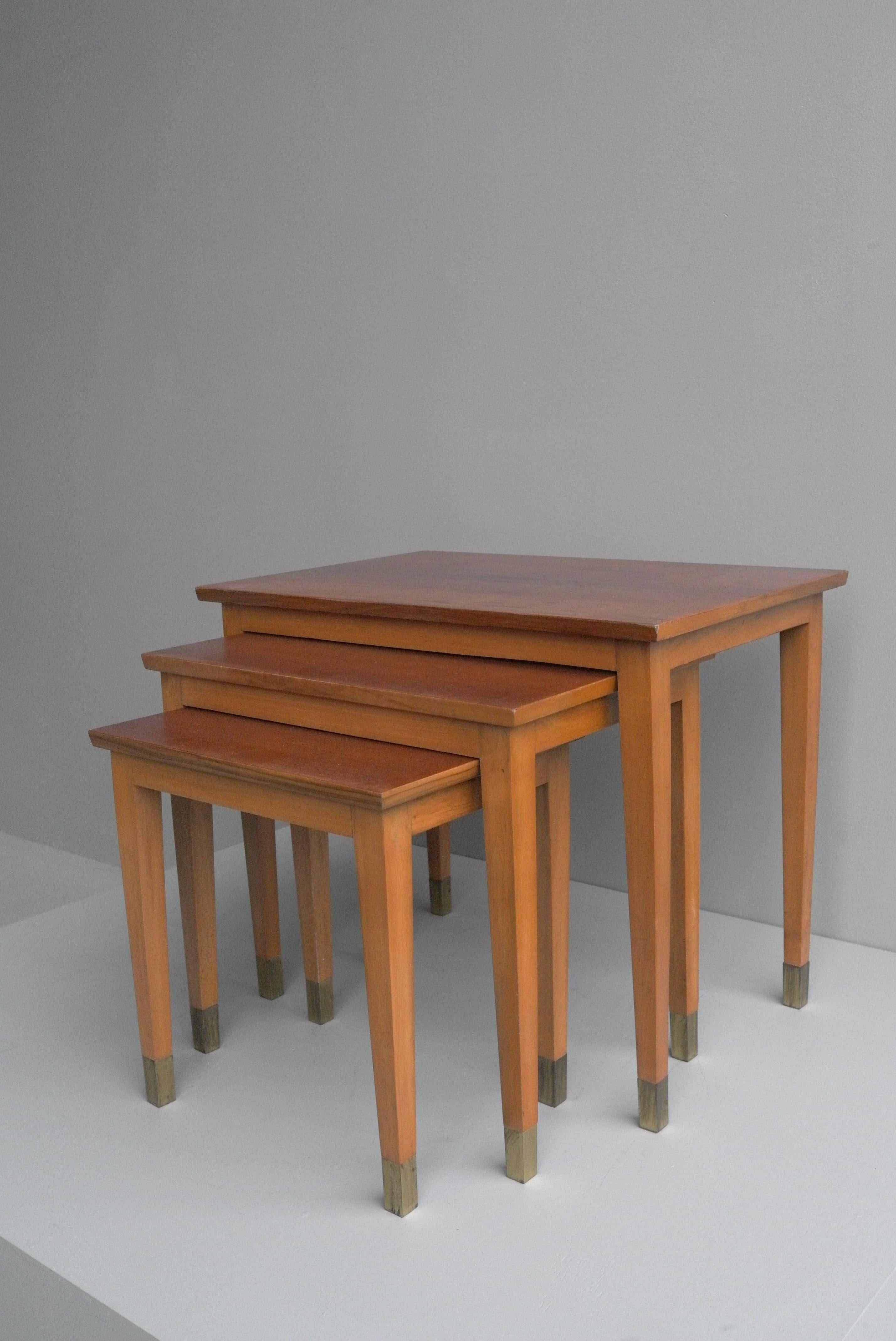 French 1940s Mahogany Wooden Nesting Tables with Brass Ends For Sale 3