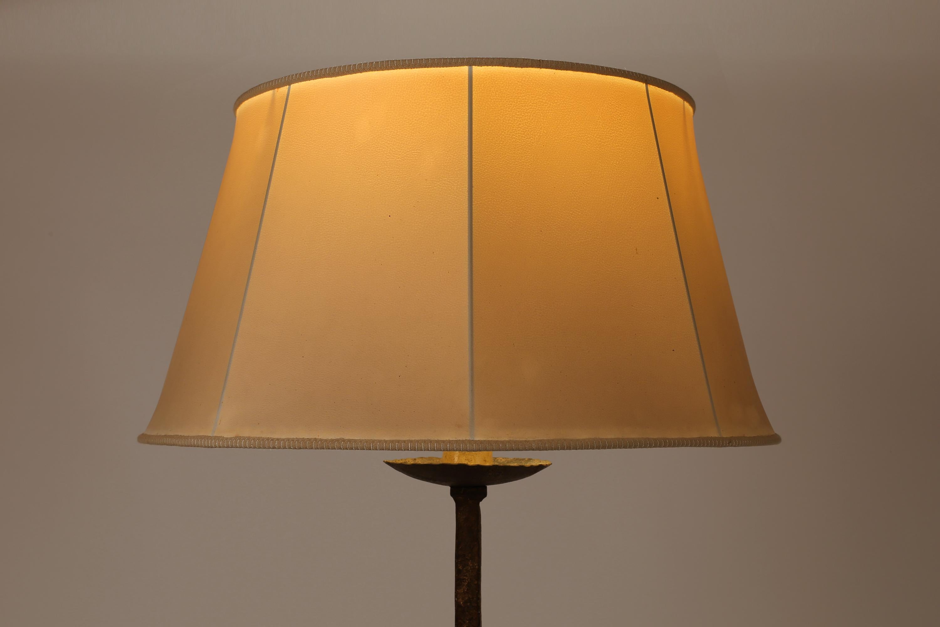 Französisch 1940er Maison Ramsay Art Deco Stehlampe in vergoldetem geschmiedetem Eisen (Art déco) im Angebot