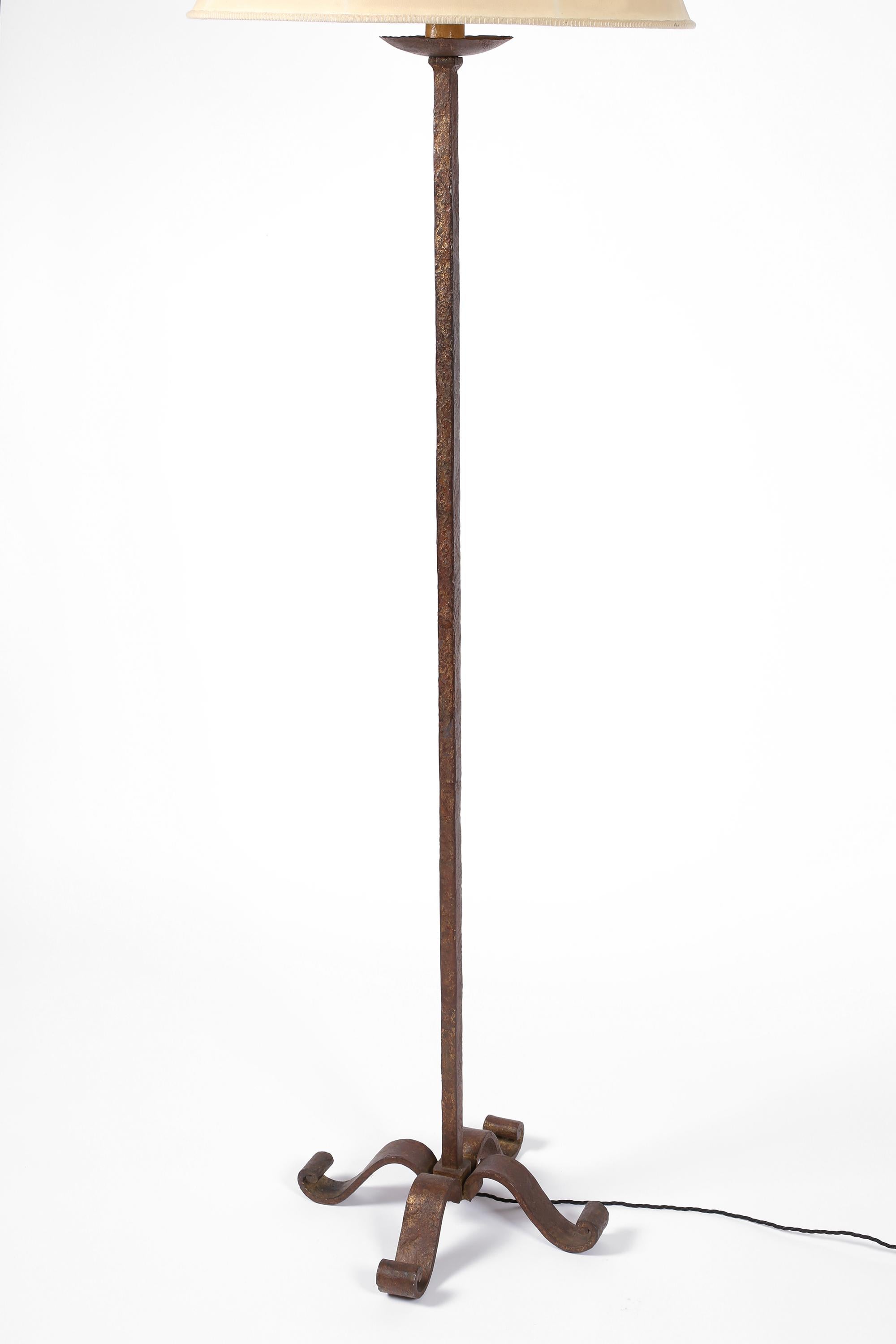 French 1940s Maison Ramsay Art Deco Floor Lamp In Gilt Forged Iron For Sale 1
