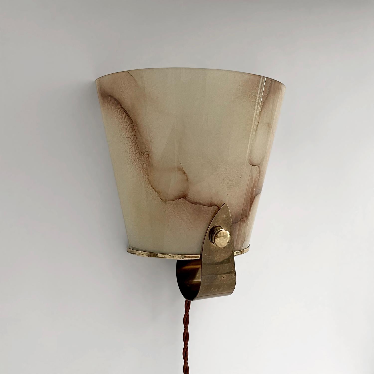 French 1940s Marbled Glass & Brass Single Wall Sconce In Good Condition For Sale In Los Angeles, CA