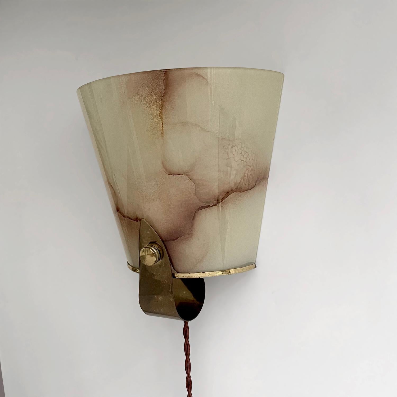 Mid-20th Century French 1940s Marbled Glass & Brass Single Wall Sconce For Sale