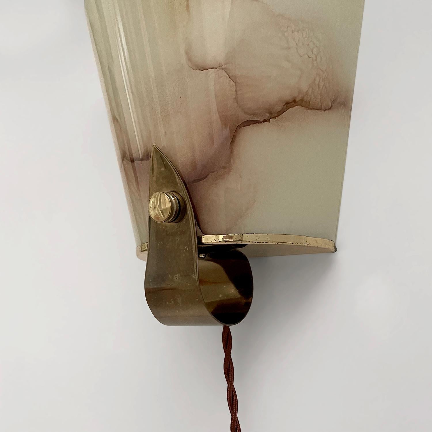 French 1940s Marbled Glass & Brass Single Wall Sconce For Sale 1