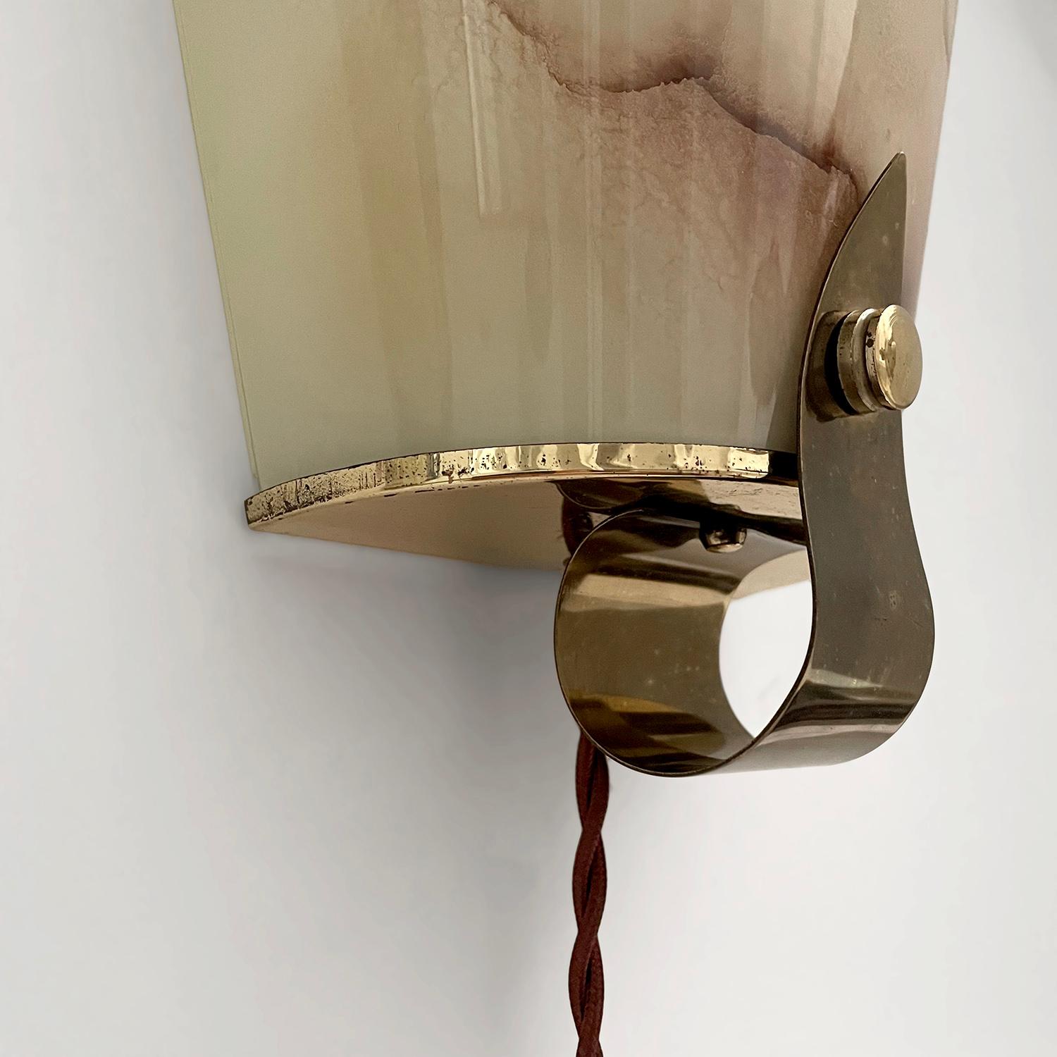 French 1940s Marbled Glass & Brass Single Wall Sconce For Sale 3