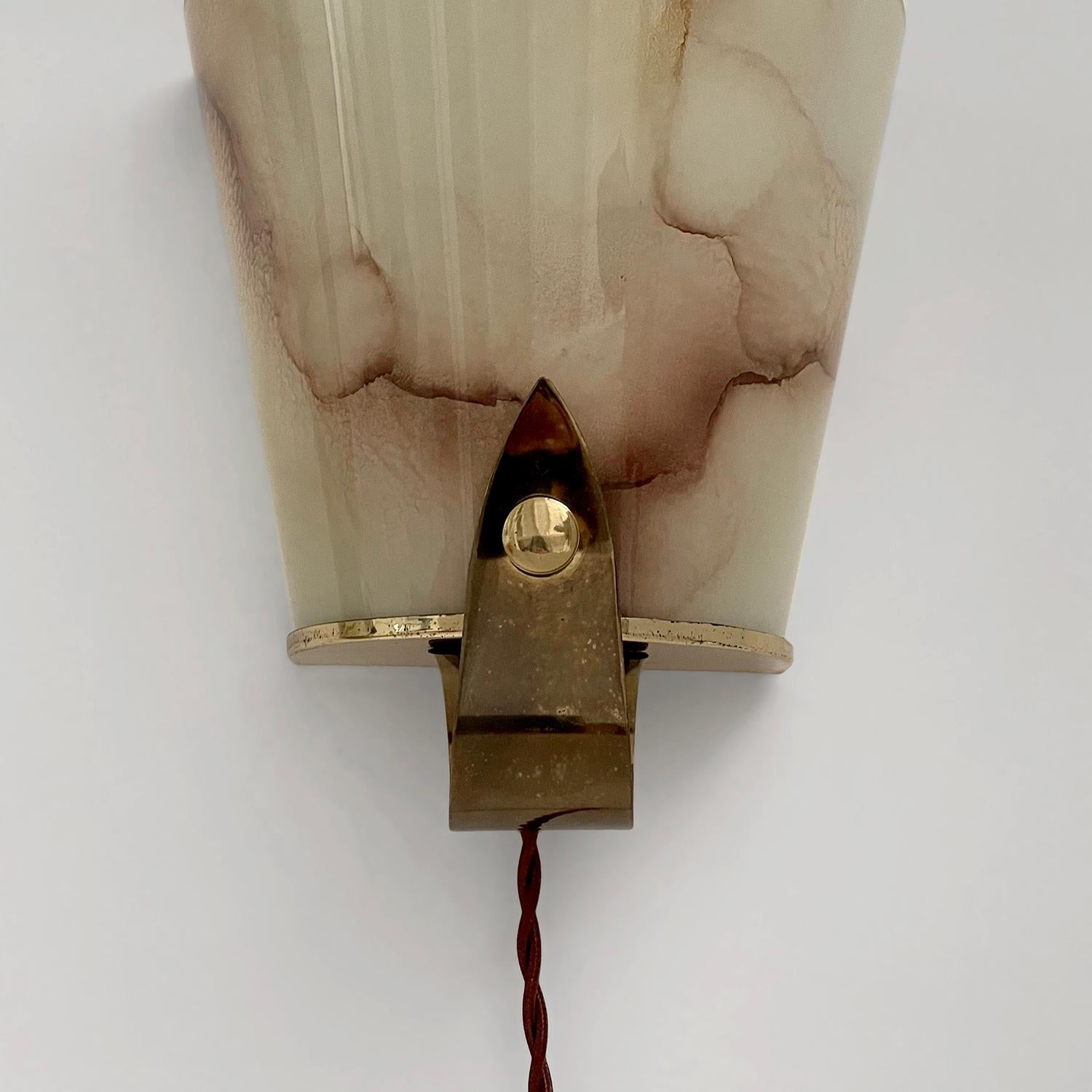 French 1940s Marbled Glass & Brass Single Wall Sconce For Sale 4