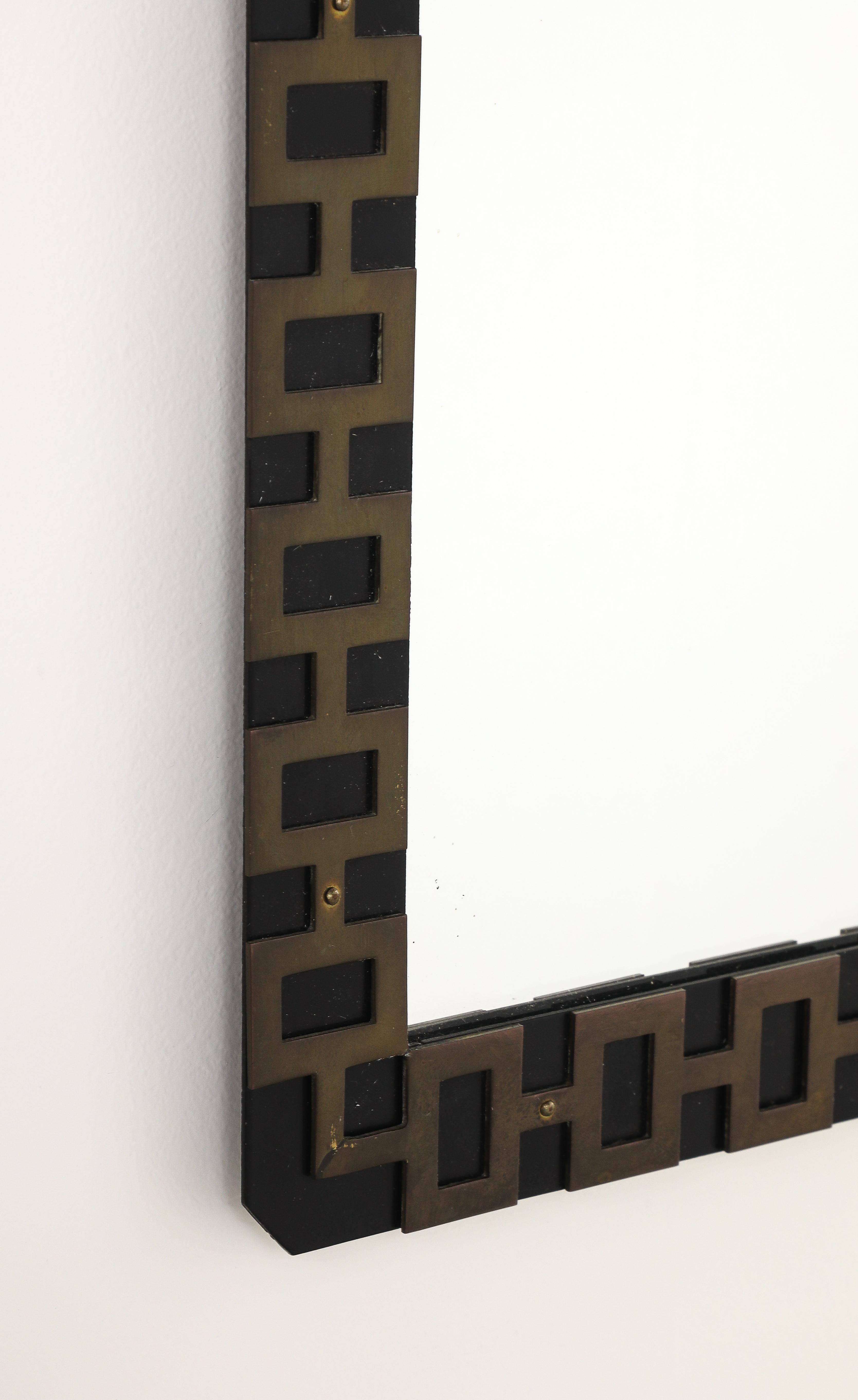 Français Miroir en métal et laiton des années 1940 en vente