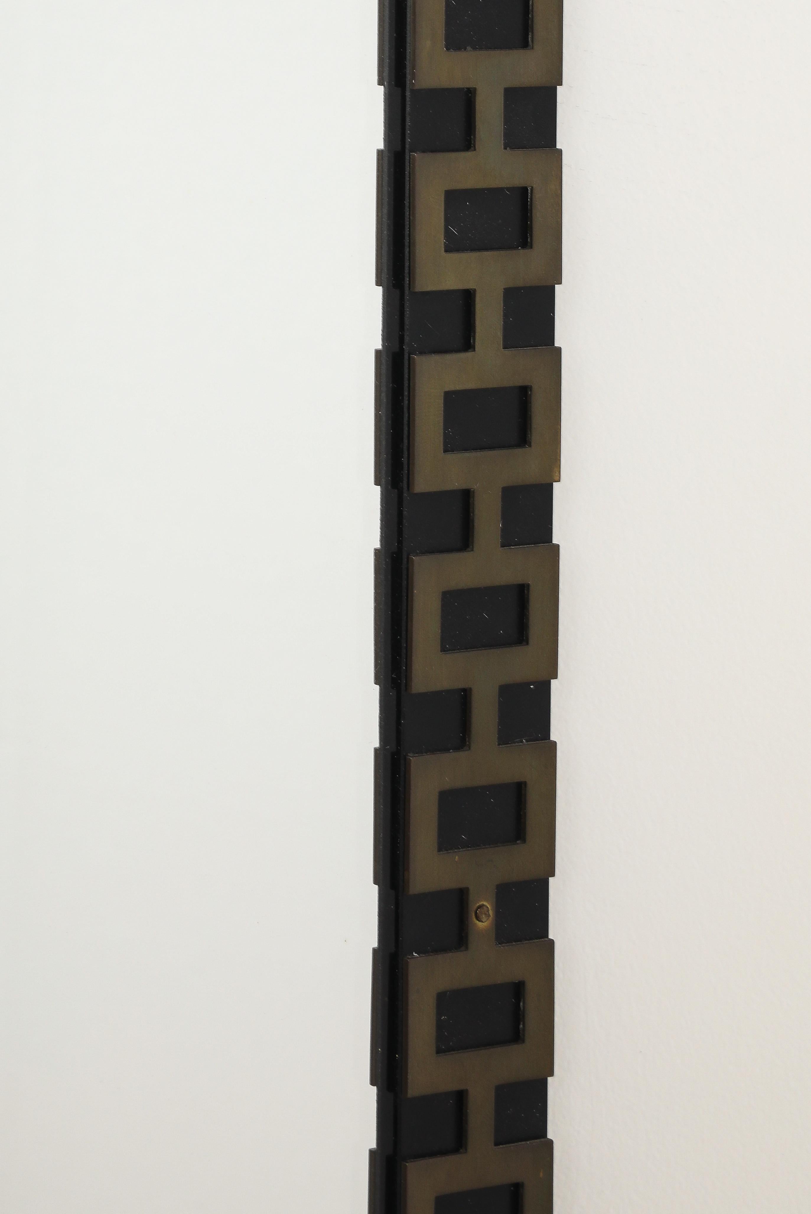 Milieu du XXe siècle Miroir en métal et laiton des années 1940 en vente