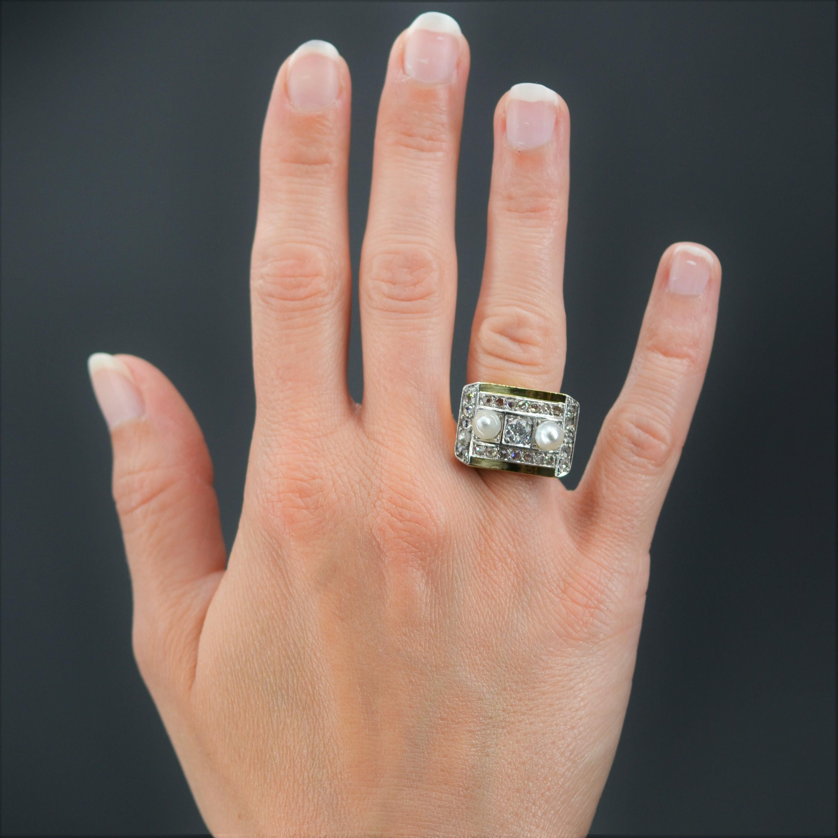 Ring in 18 karat yellow gold, and platinum, own and grotesque hallmarks.
Splendid tank ring, it is formed of a bridge of rose- cut diamonds set on platinum, and adorned in the center of an antique brilliant- cut diamond and of two natural button