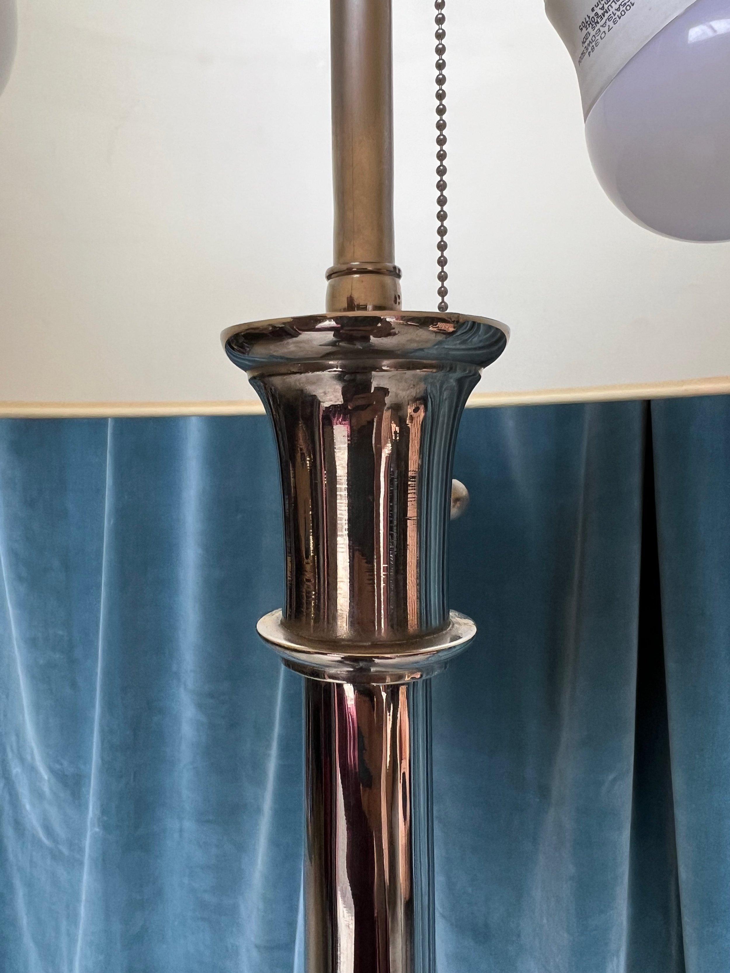 Französische vernickelte Stehlampe im neoklassischen Stil der 1940er Jahre (Mitte des 20. Jahrhunderts) im Angebot