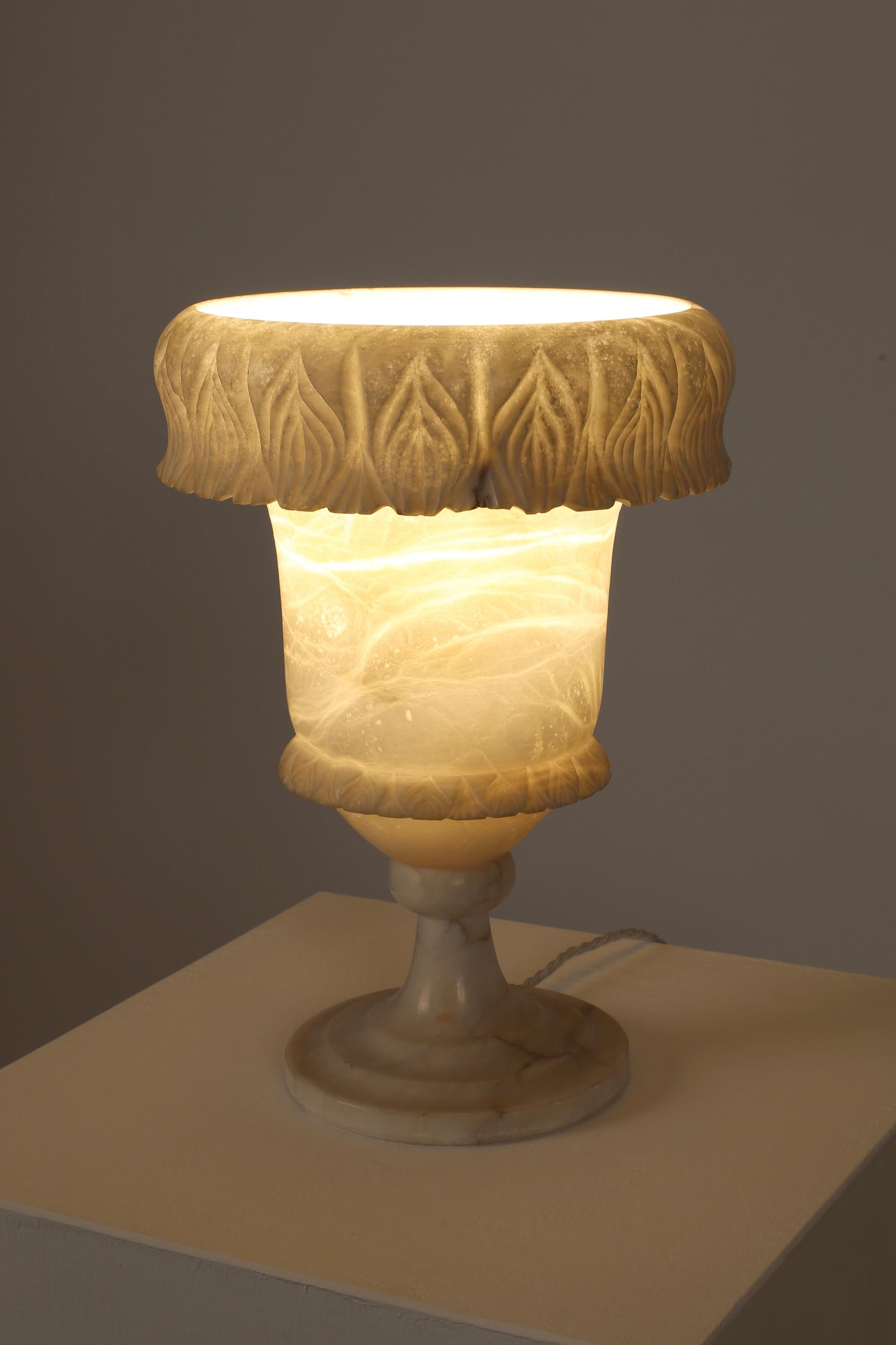 Français Lampe Urne en albâtre sculpté des années 1940 Off-White en vente